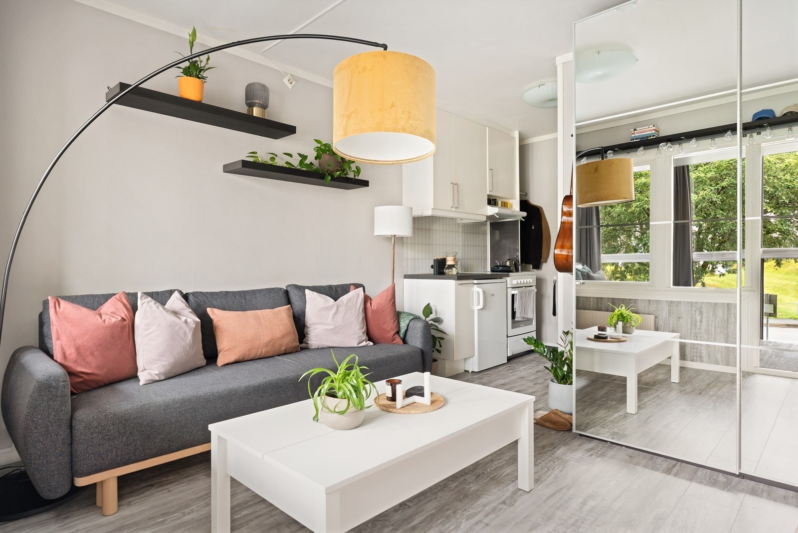 Leiligheten har god planløsning som gjør det meste ut av arealet. Her har du plass til å henge fra deg yttertøy ved inngangsdøren og godt med lagring i alle soner. Galleribilde