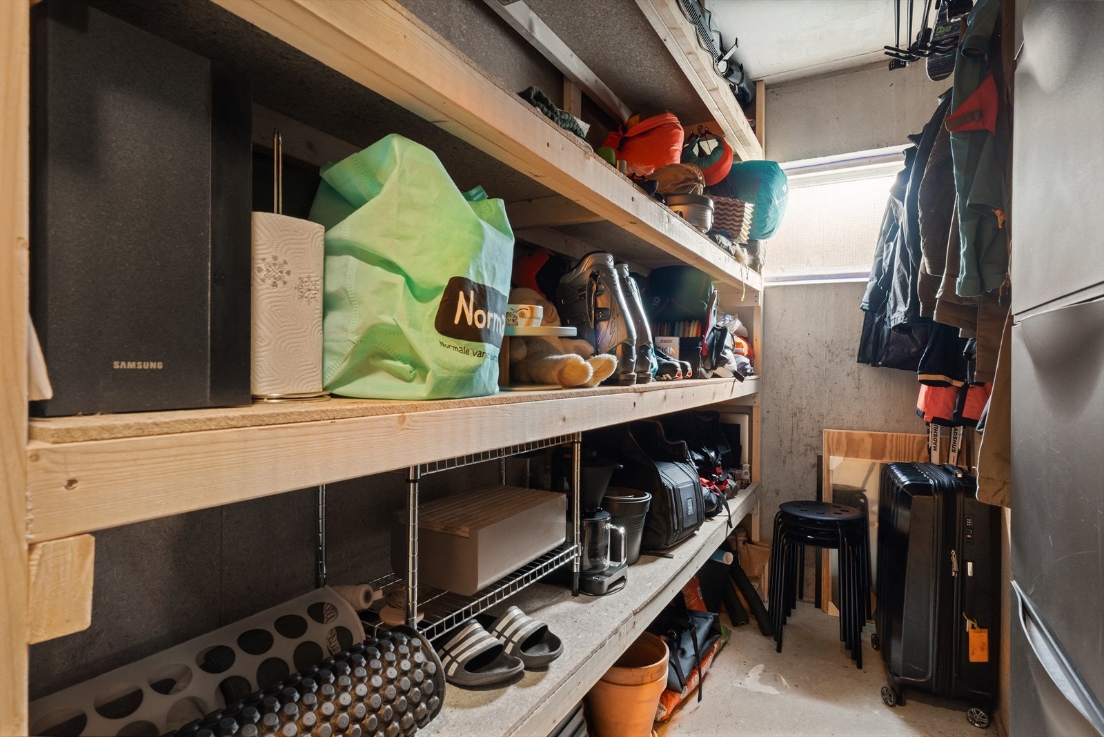 Praktisk bod bar en trapp ned, her kan man oppbevare både hverdags gjenstander og annet man måtte trenge. Galleribilde