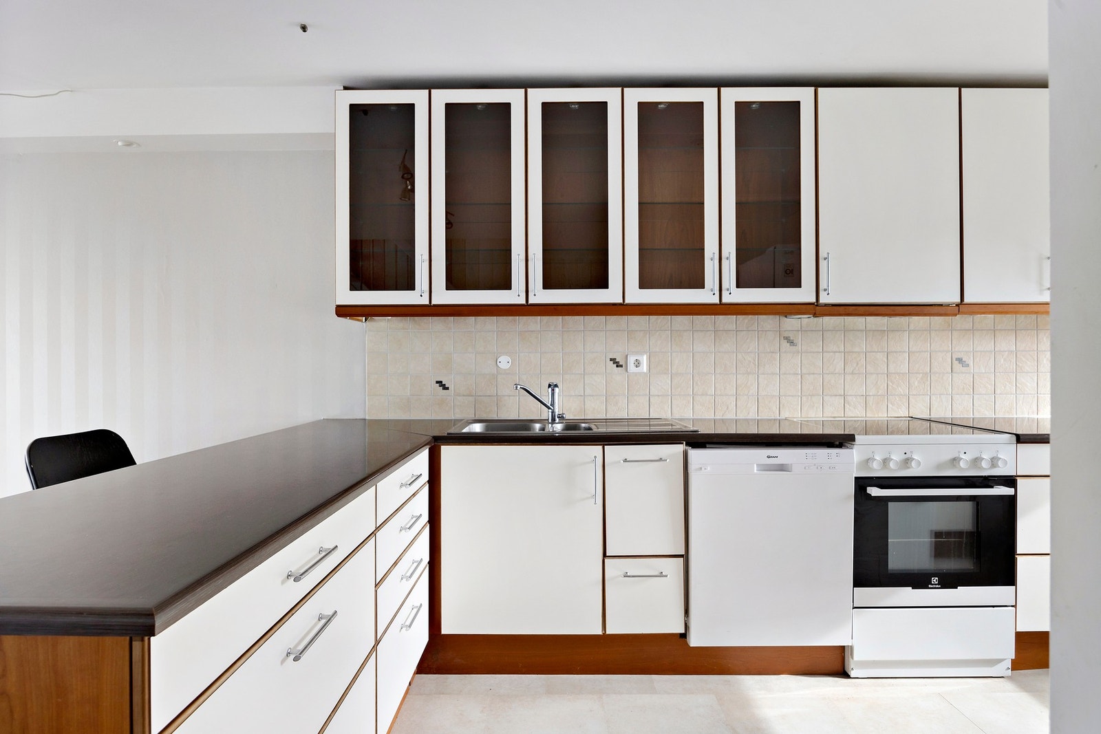 Kjøkkeninnredningen er med glatte fronter og benkeplate i laminat. Galleribilde