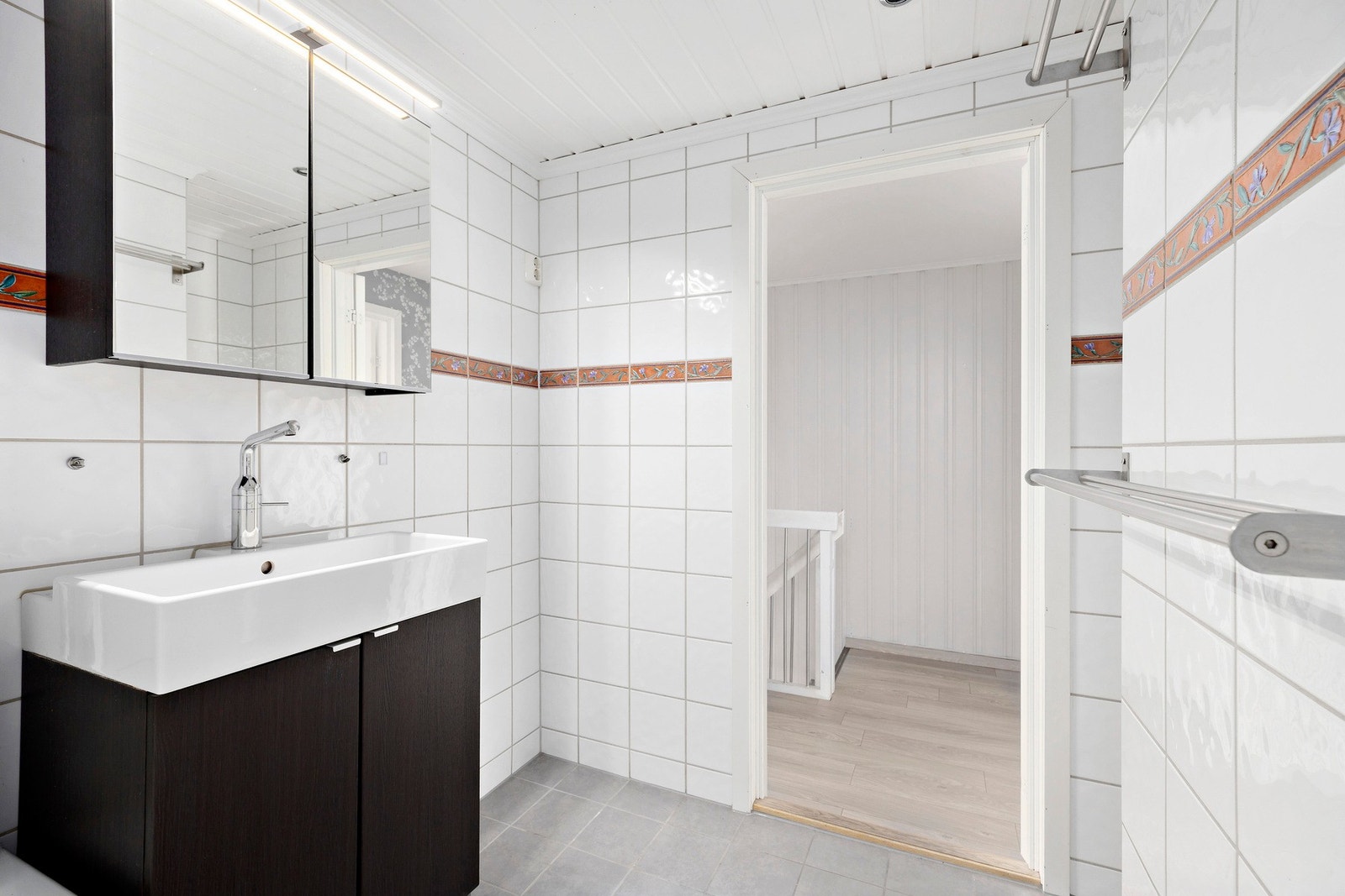 Flislagt bad med gulvvarme.
I 2022 fikk badet ny membran på gulv samt varmekabler og fliser. Galleribilde