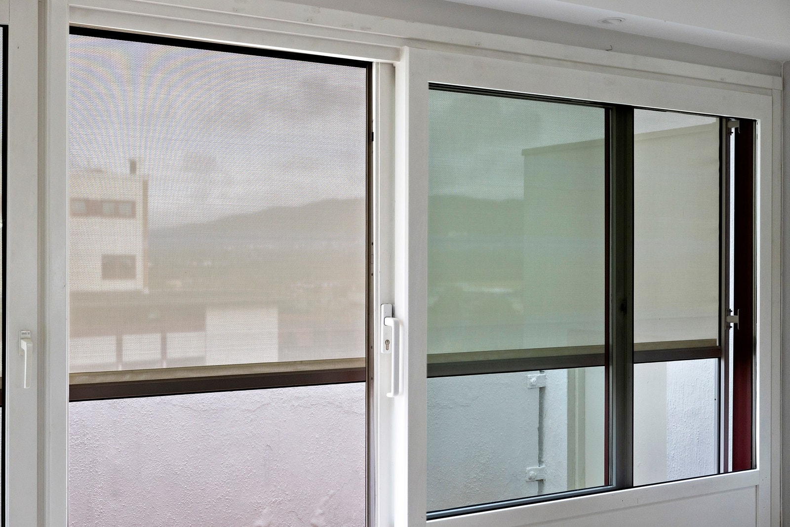 Det er montert solskjerming på skyvedøren, samt markise utvending. Galleribilde