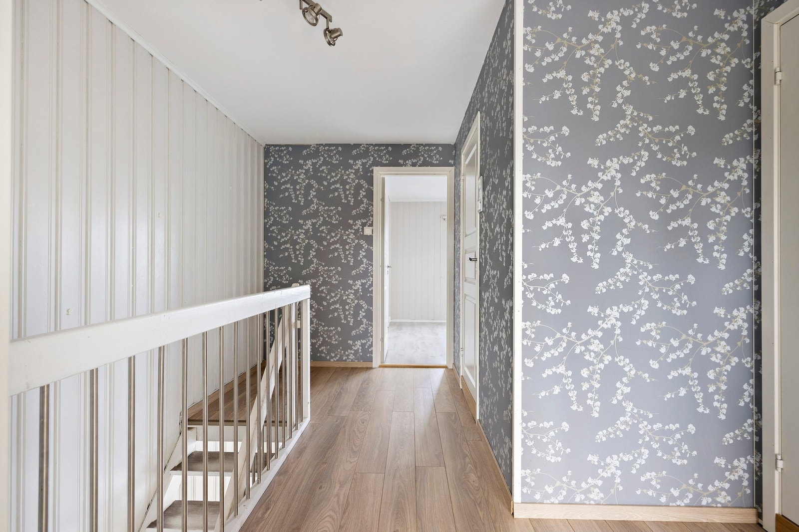 Leilighetens 2.etg. Byr på 3 soverom, bad og toalettrom. Galleribilde