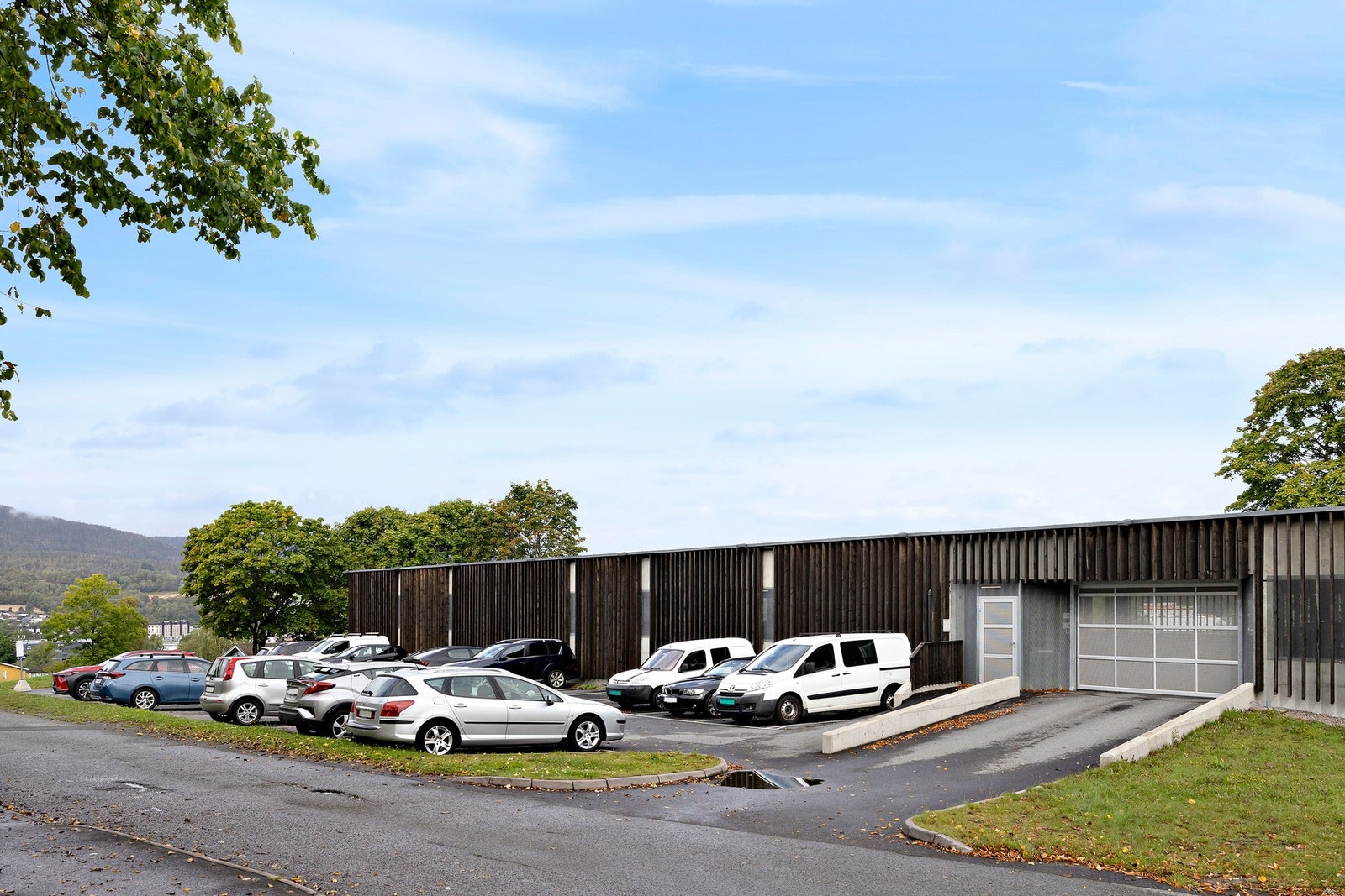 Garasjeplass foregår etter venteliste. Biloppstillingsplass ute er lettere tilgjengelig. Galleribilde