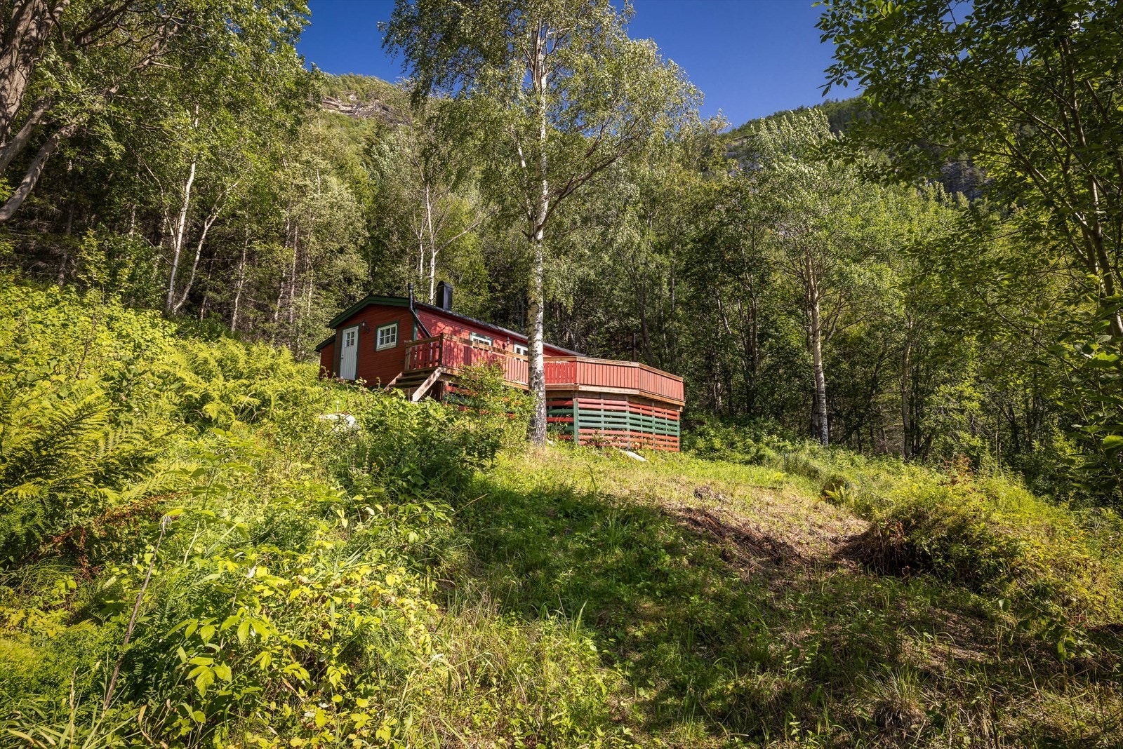 Fritidsbolig med lett tilgjengelighet, ca 10 km fra sentrum. Ca. 80 meters gangsti fra vei frem til eiendommen. Galleribilde