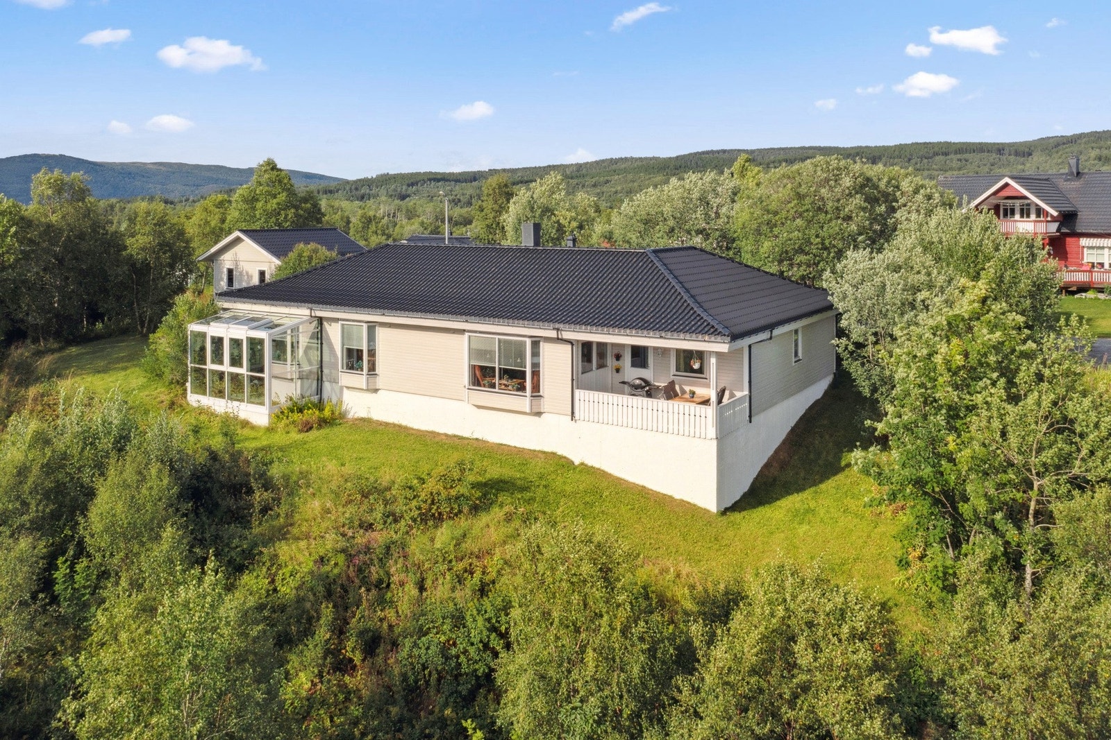 Meget skjermet og barnevennlig beliggenhet i enden av en blindvei øverst i boligfeltet Galleribilde