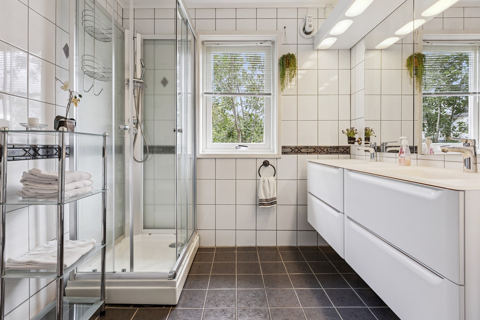 Bad mot nord/øst ble oppgradert i 1995 og har senere fått ny innredning og sanitærutstyr Galleribilde