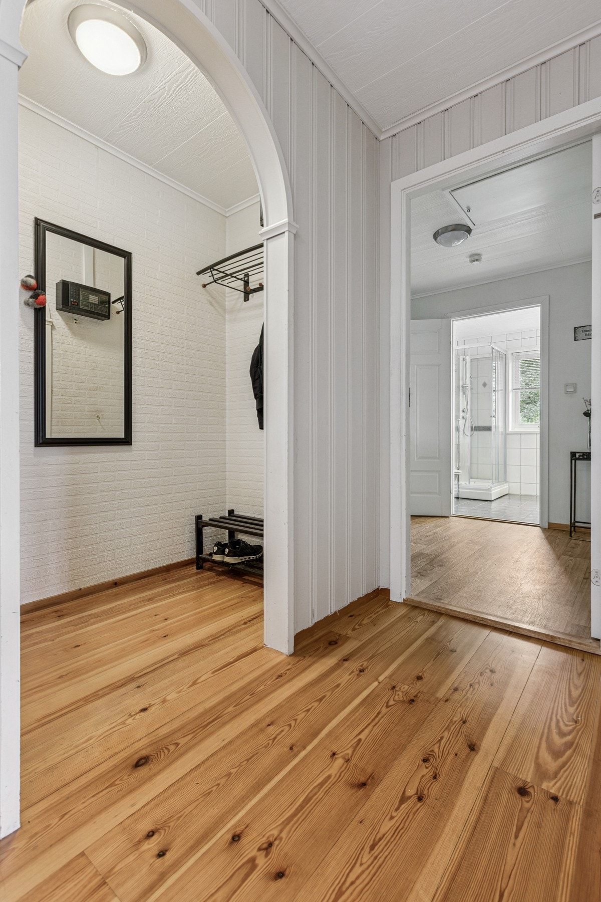 Gang med garderoberom Galleribilde