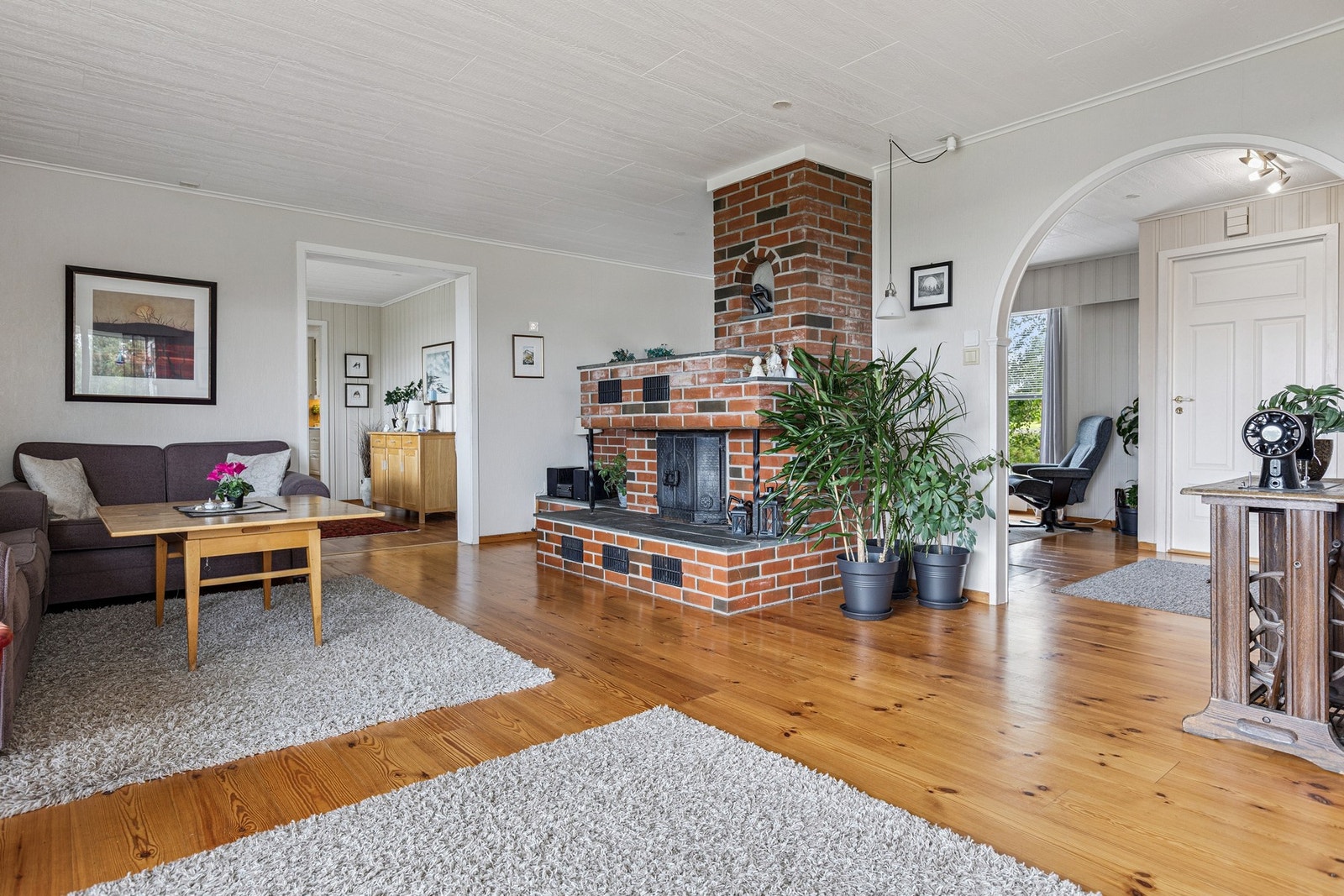 I stua er det en murt peis med integrert ovn som gir ekstra varme og kos på kalde dager Galleribilde