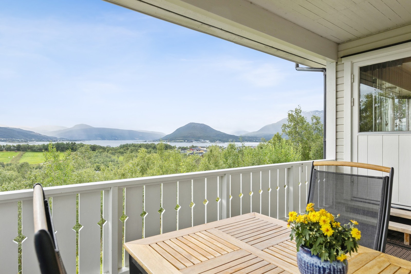 Fra boligen har du flott panoramautsikt over nærområdet, havet og fjellene i det fjerne Galleribilde