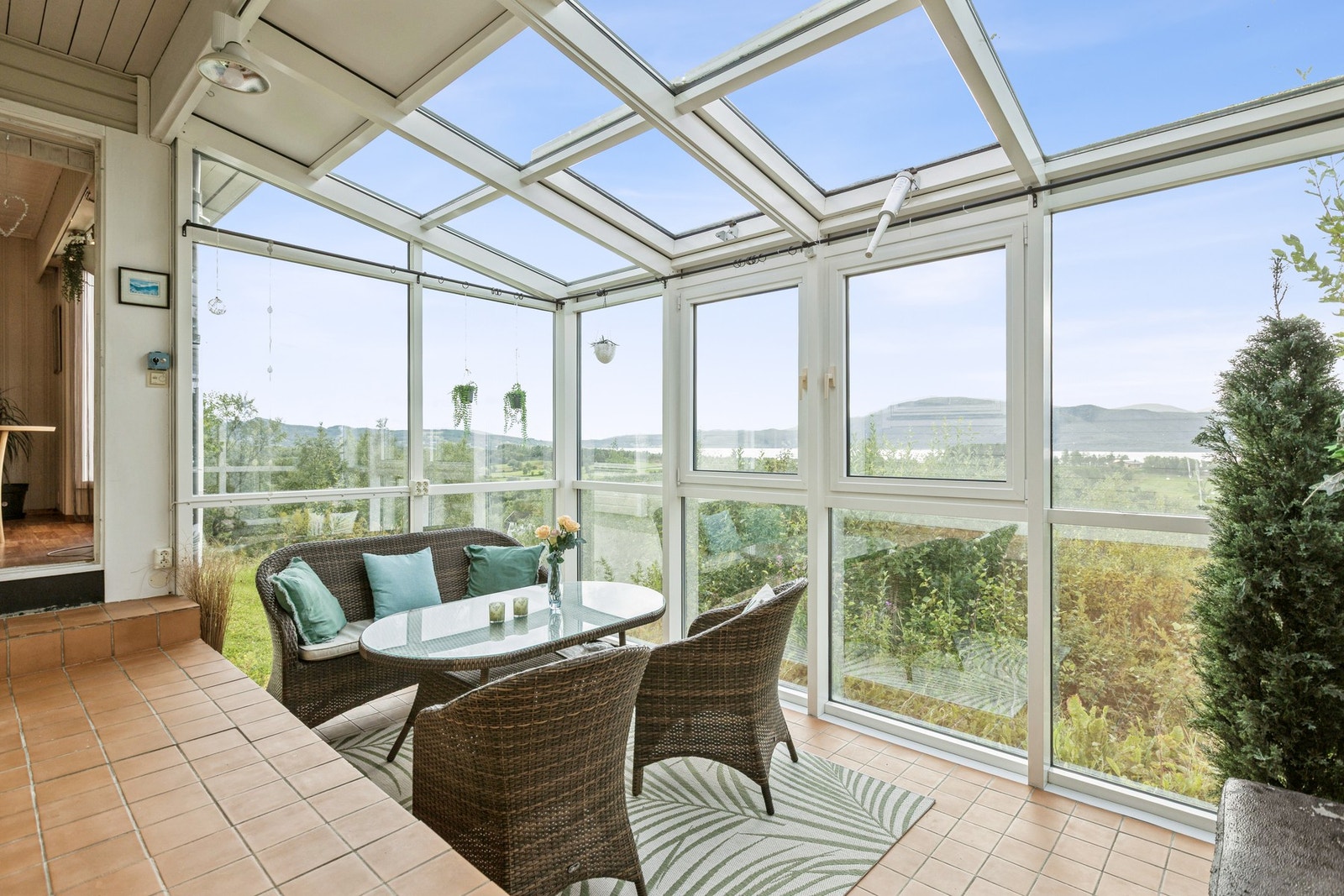 Boligen har en innglasset vinterhage mot sør/vest, som gir en lun og solrik uteplass med flott utsikt. Gulvet er belagt med fliser og har varmekabler, noe som gjør rommet behagelig å bruke hele året Galleribilde