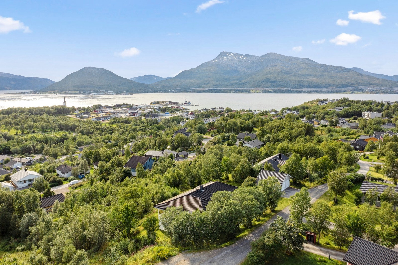 Beliggenheten gir en sjelden kombinasjon av privatliv, trygghet og nærhet til sentrum Galleribilde