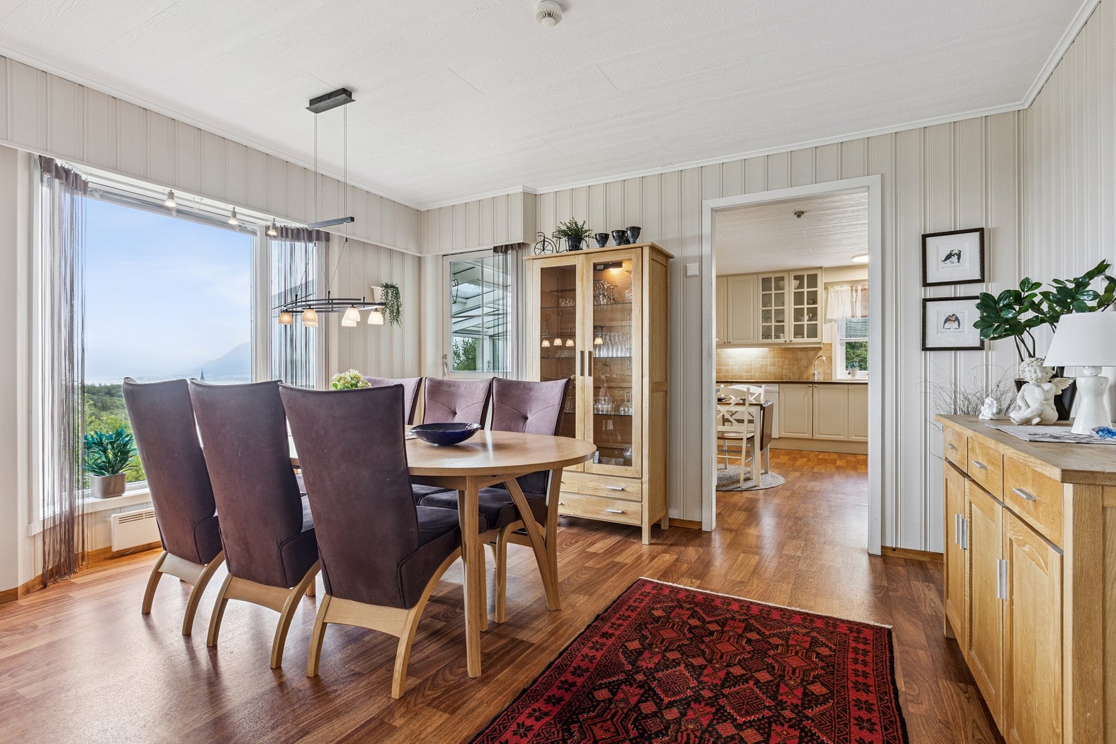 Lys og trivelig spisestue i tilknytning til kjøkken og stue Galleribilde