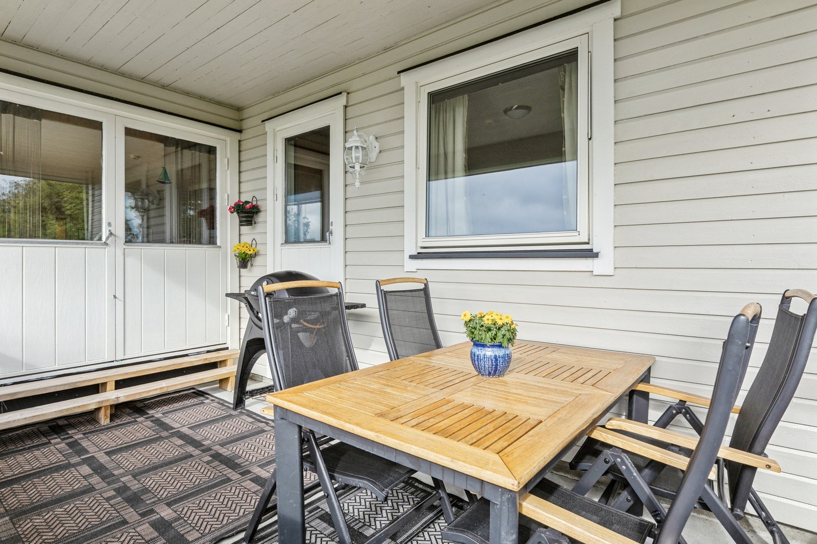 Overbygd veranda med utgang fra stue og soverom Galleribilde