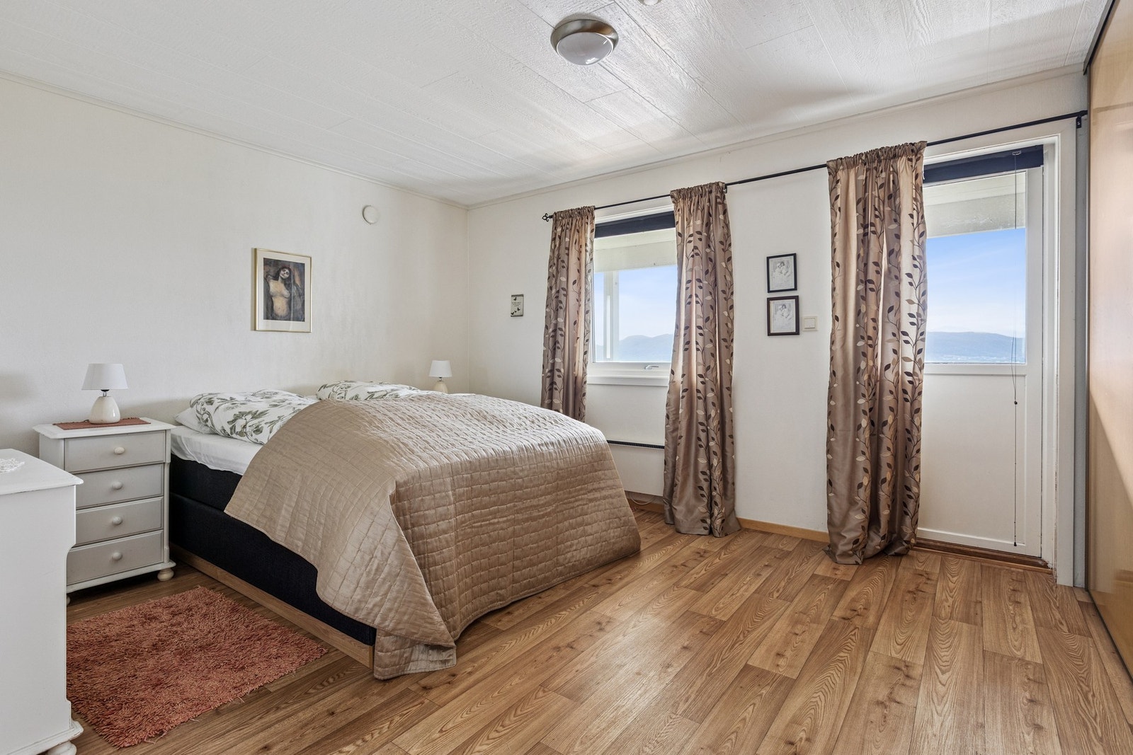 Soverom nr 1 med utgang til overbygd balkong Galleribilde