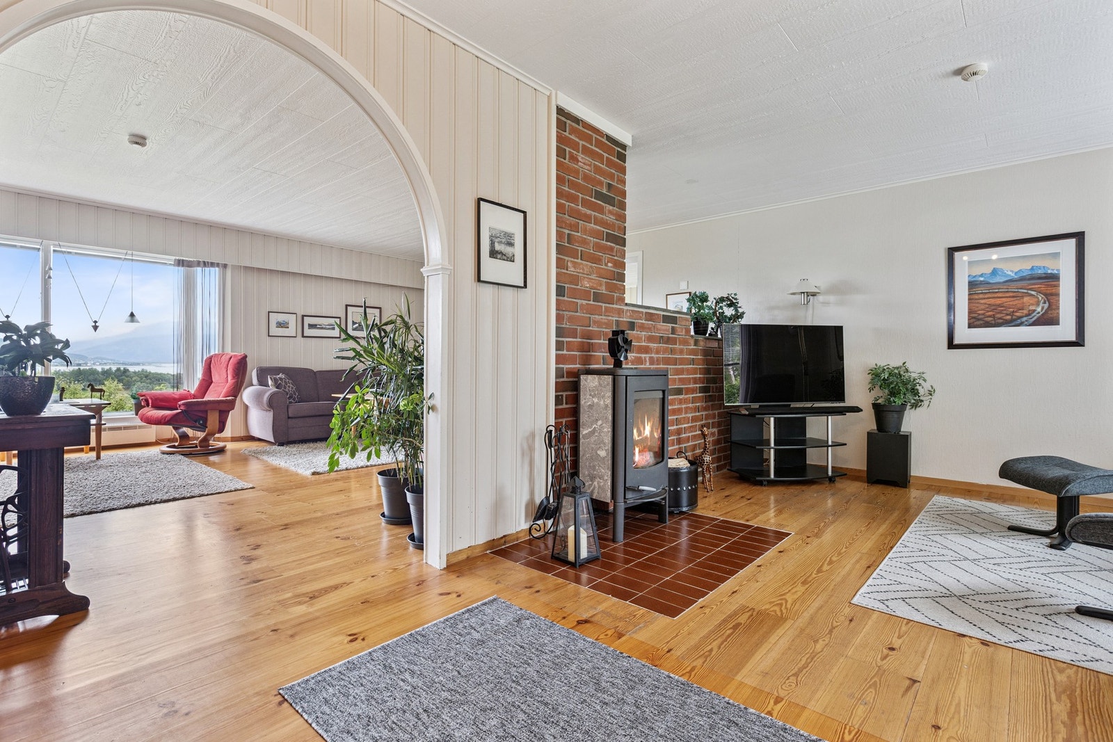 I tv-stua er det også montert vedovn med kleberstein ny i 2009, og den ble oppgradert med nye brennplater i 2025 Galleribilde