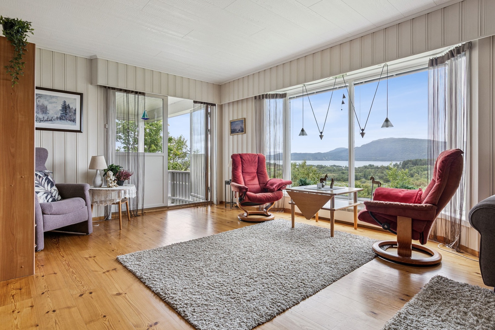 Lys og romslig stue med store vindusflater - sjekk den utsikten! Galleribilde