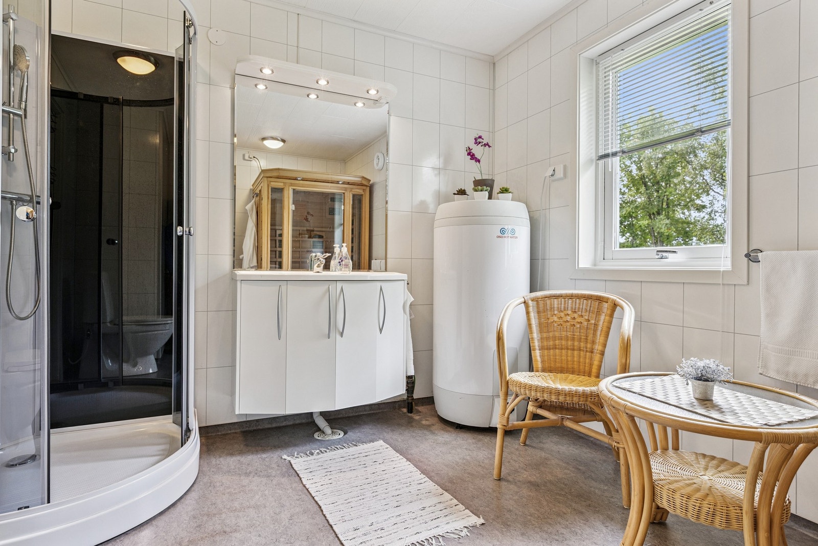 Bad mot sør/vest - Vinylbelegg med varmekabler i gulv - Heldekkende servant og toalett - God plass og praktisk løsning Galleribilde