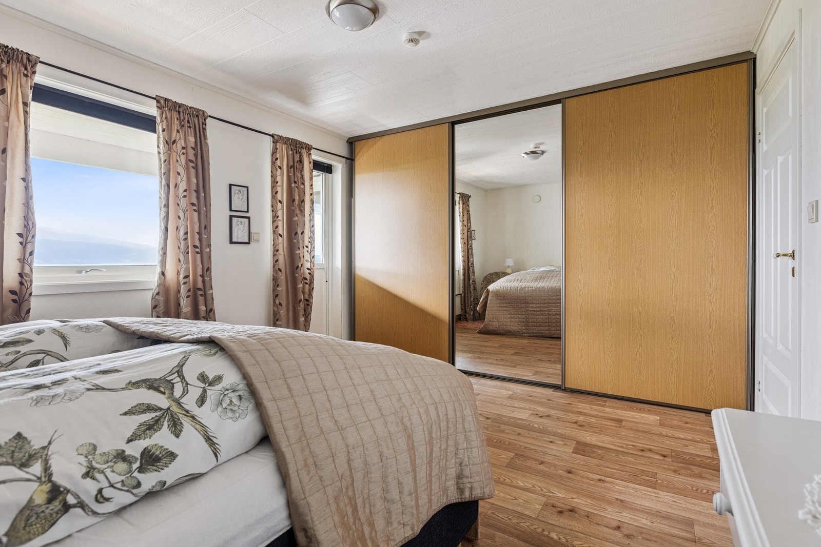 Soverommet har skyvedørsgarderobe på en hel vegg Galleribilde