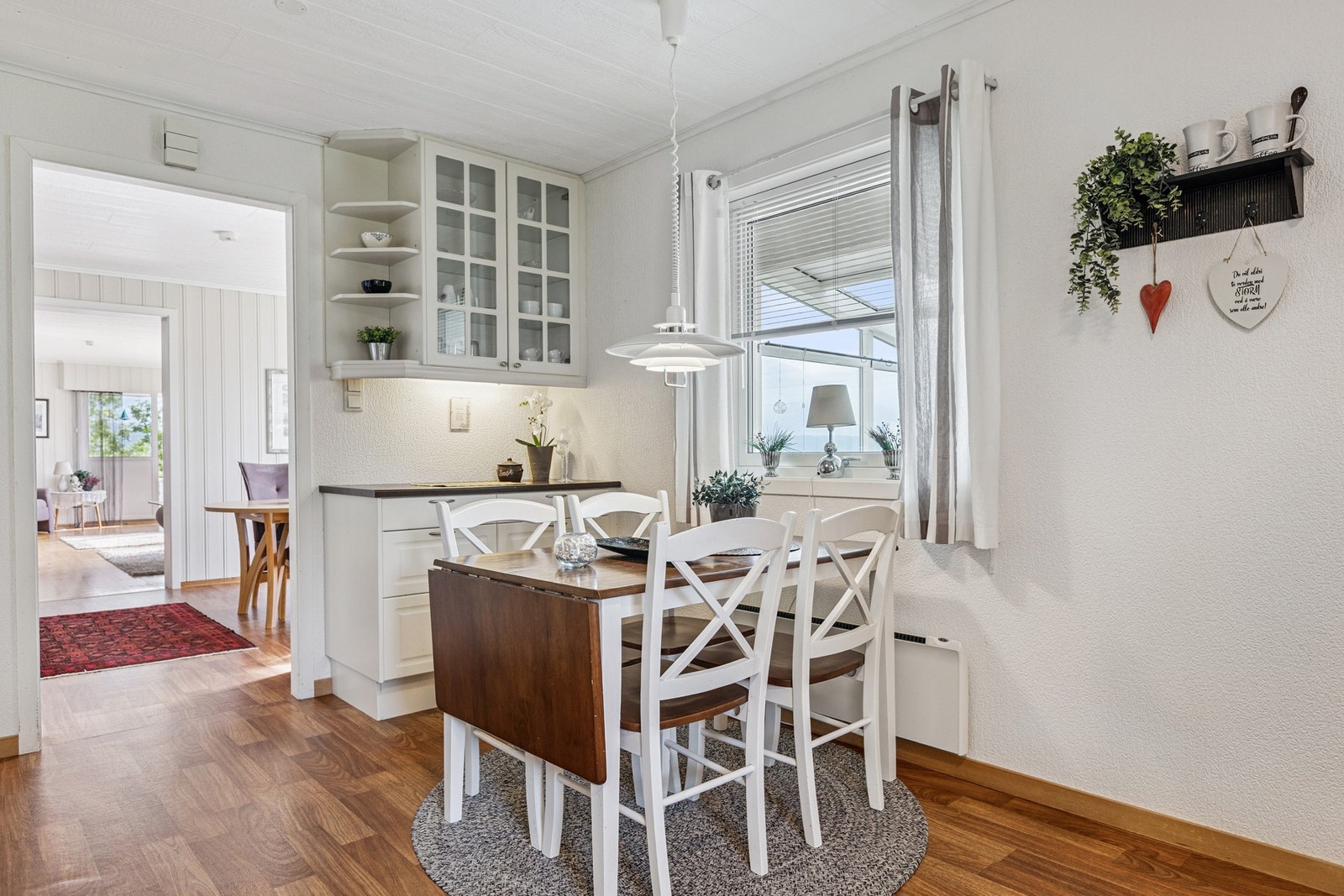 Delvis åpen løsning mot spisestue Galleribilde