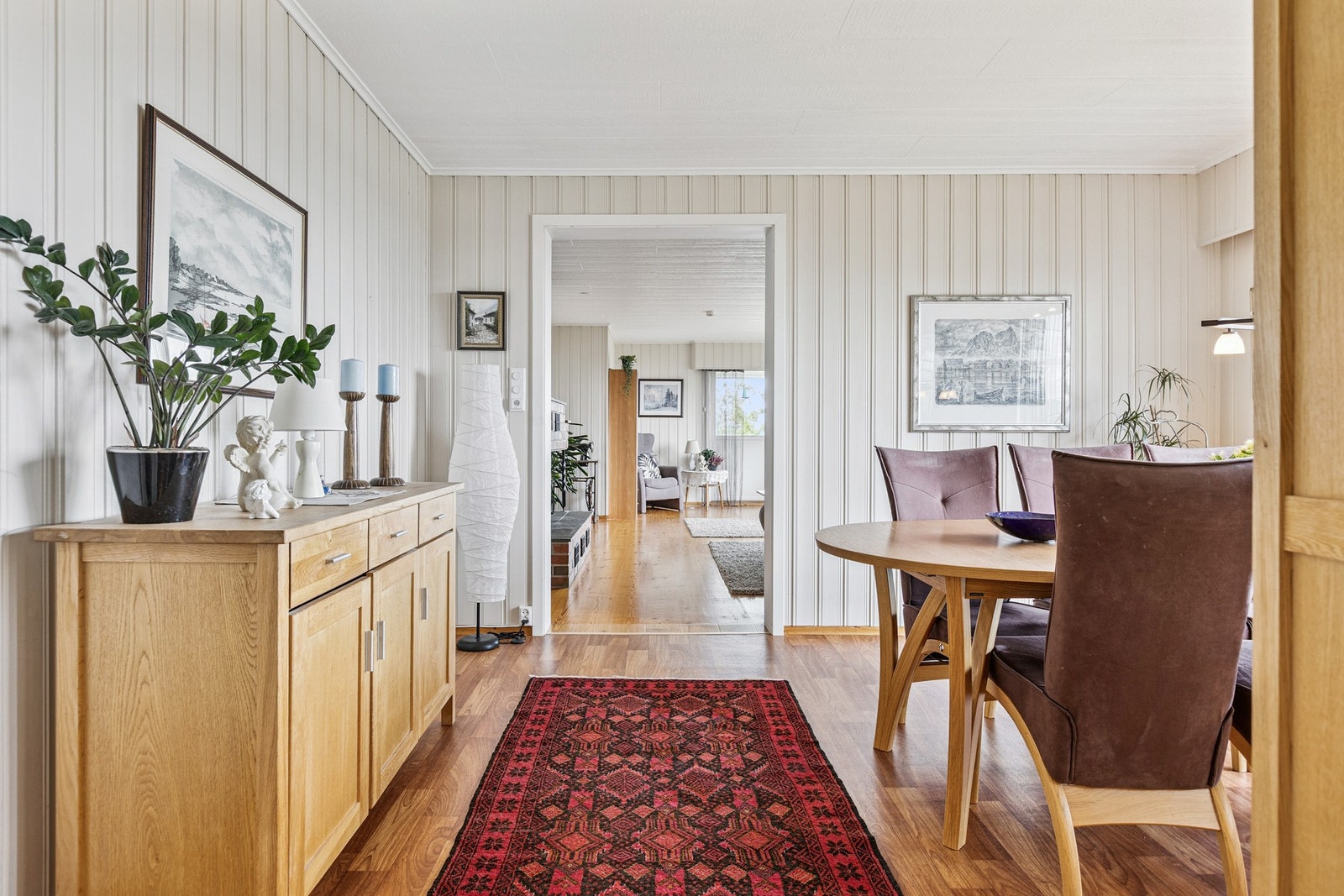 God plass til langbord for gjester, samt direkte utgang til vinterhagen Galleribilde