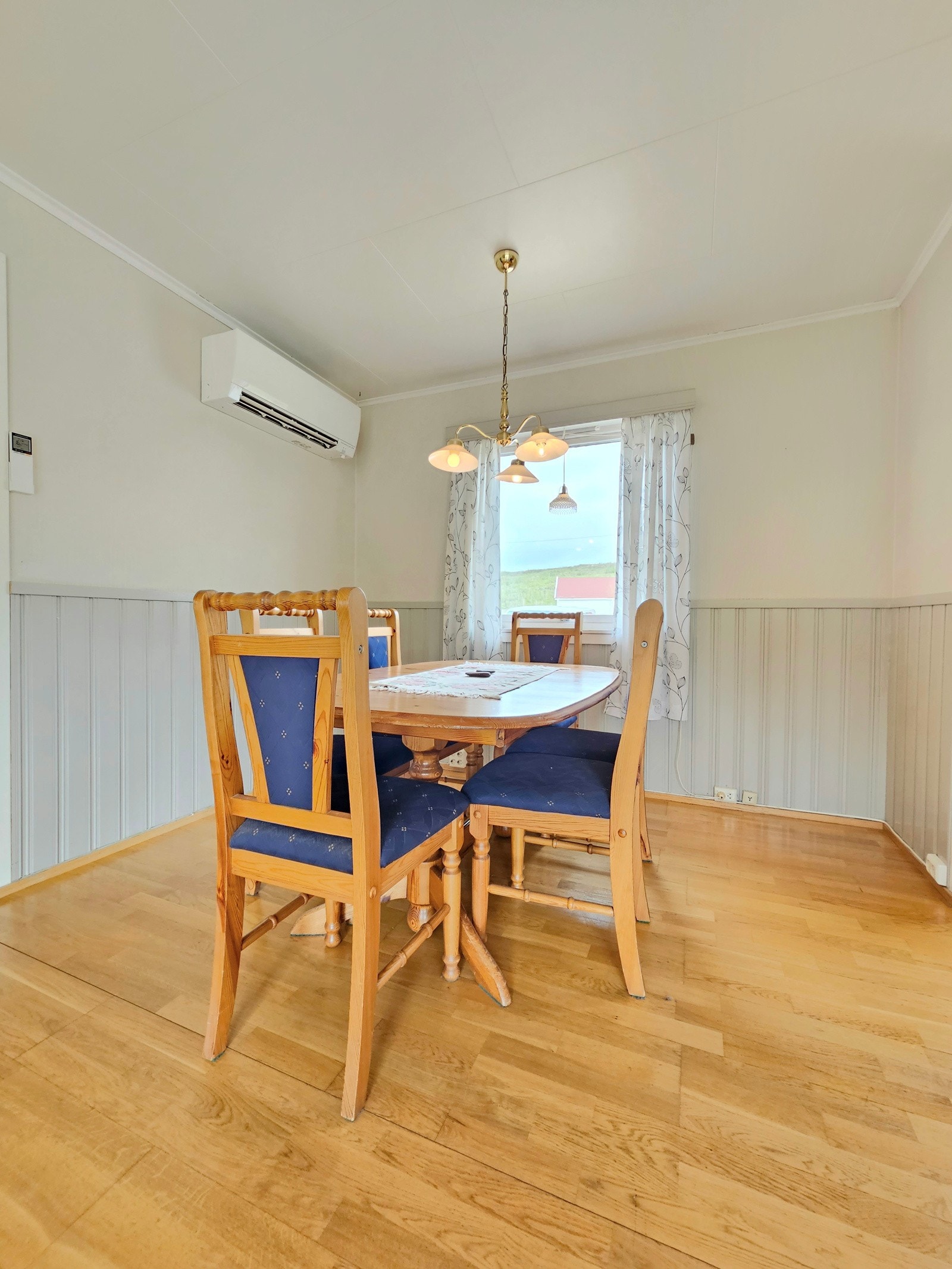 Spisestuedel. Det er montert varmepumpe på vegg i 2015 Galleribilde