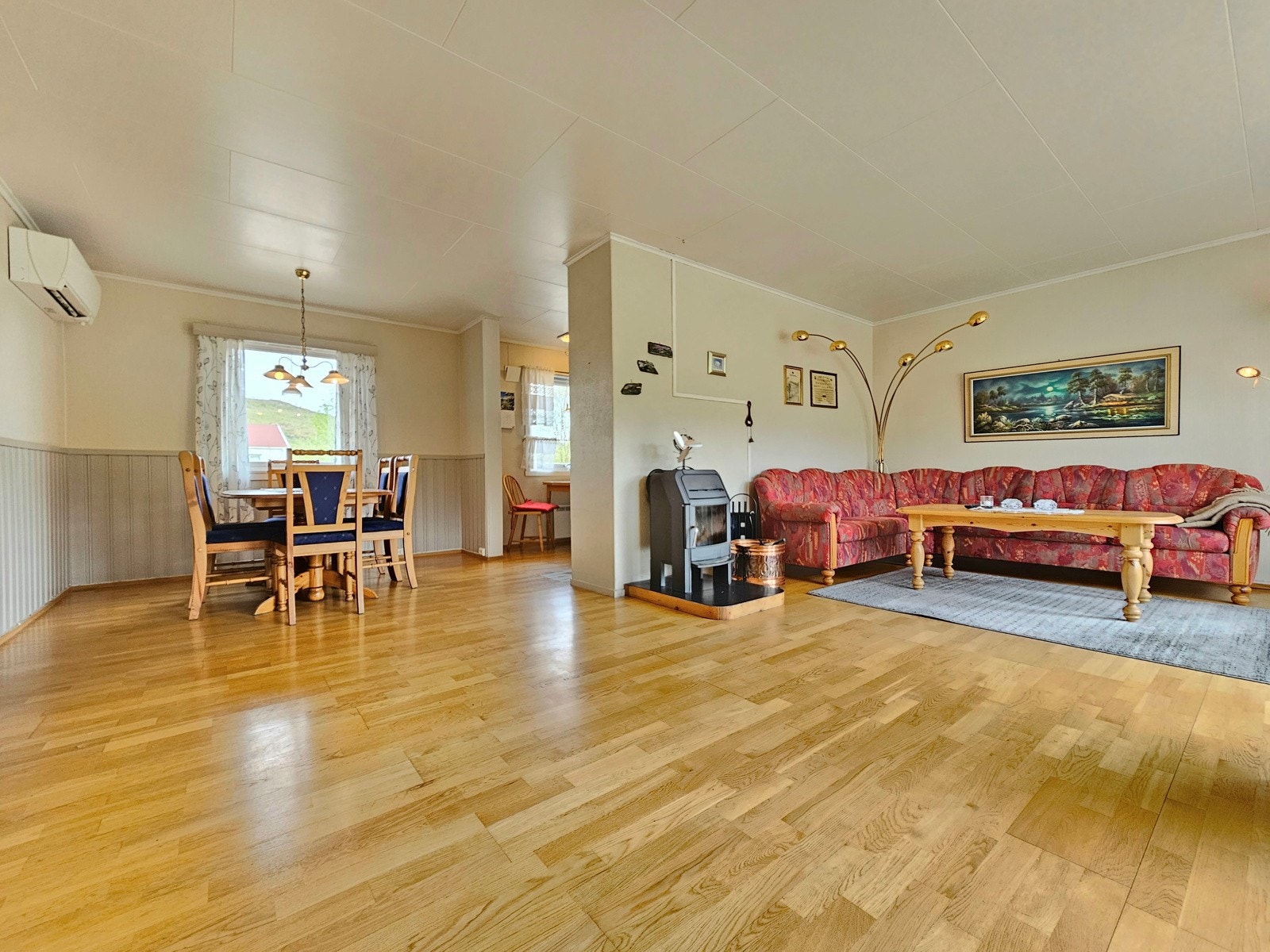 Stue, spisestue, kjøkken og gang med parkett lagt på gulv Galleribilde