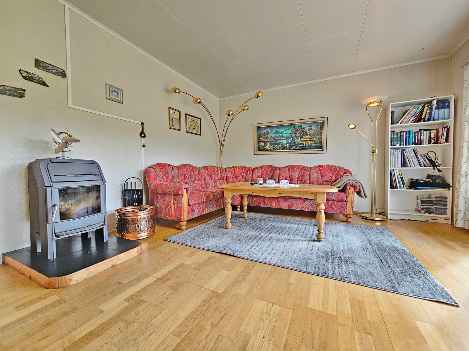 Det er også installert vedovn i stuen Galleribilde