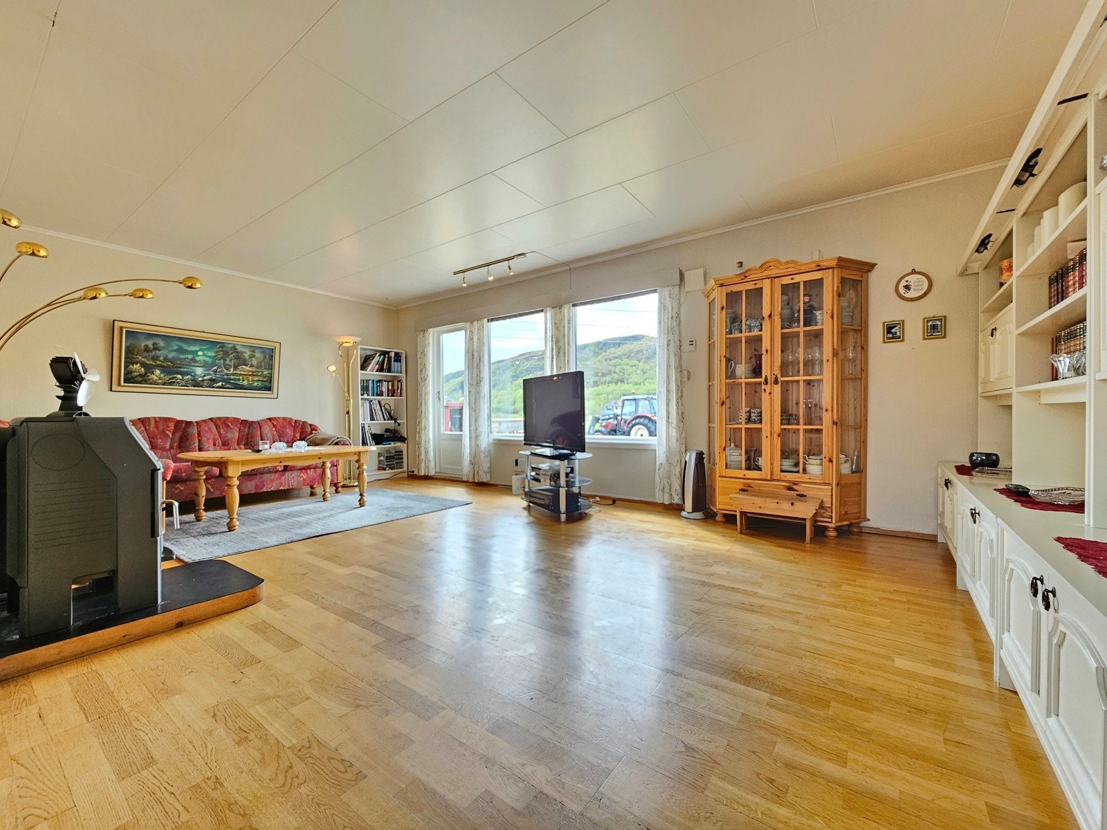 Lys og fin stue med vinduer og verandadør mot sør Galleribilde