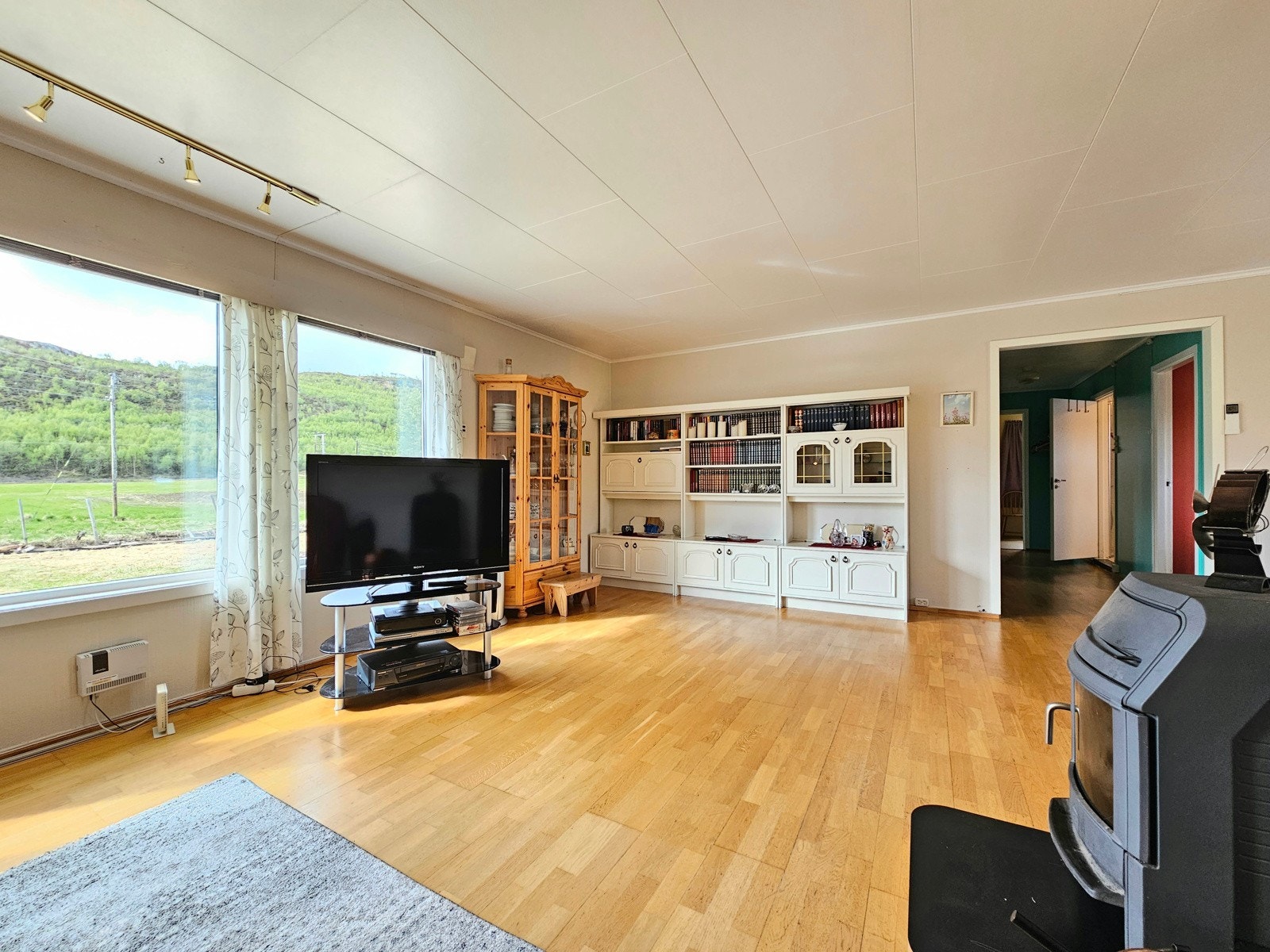 Sett fra sittegruppe mot stue og gang inn til soveromsavdeling Galleribilde