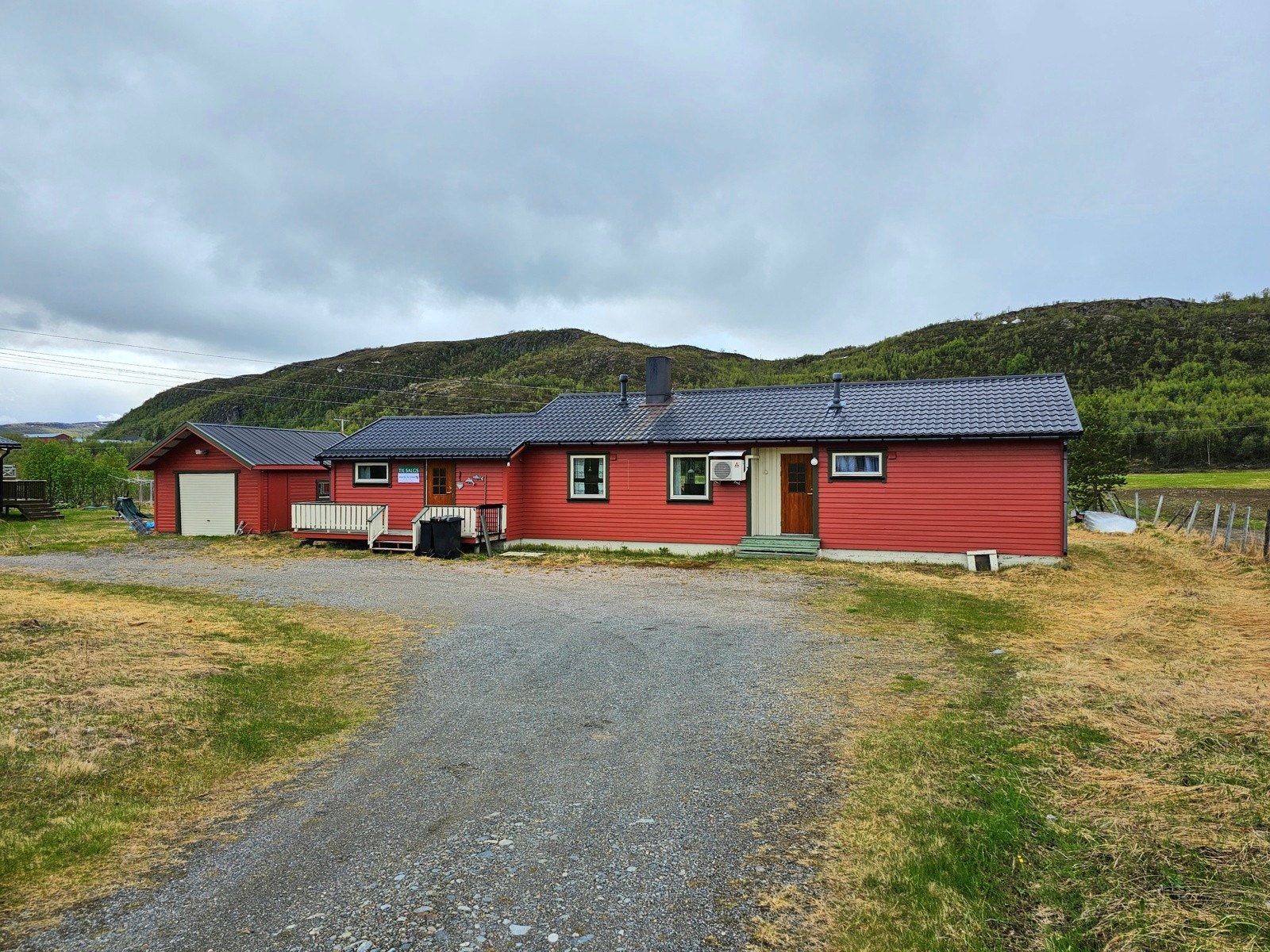 Innkjørsel, parkeringsplass, enebolig og garasje Galleribilde