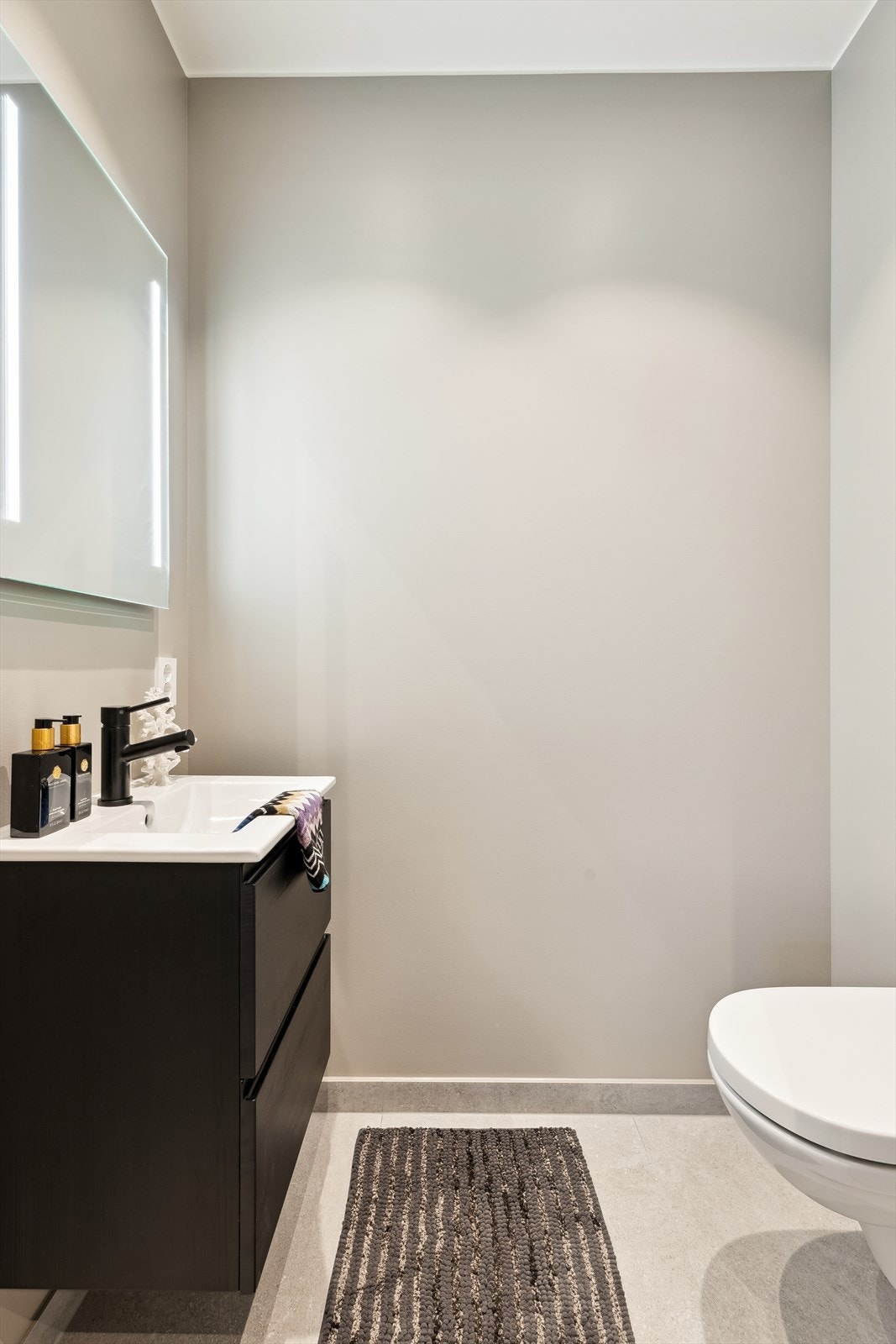 Fra entré har man adkomst til romslig toalettrom (praktisk da det har enkel tilgang når man/barn er ute eller man har gjester på besøk) Galleribilde