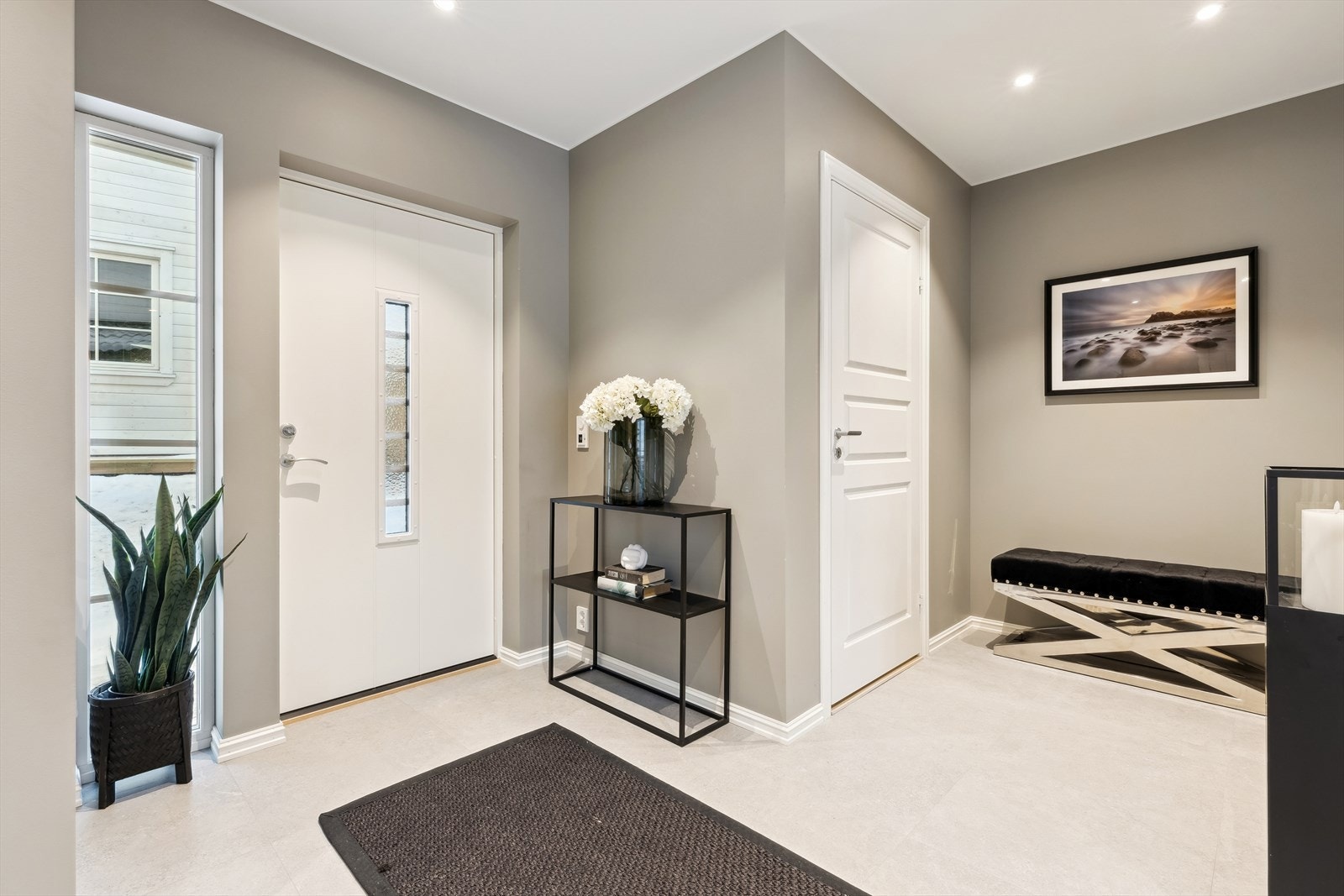 En romslige entré/hall ønsker deg velkommen. Her er det flislagt gulv med behagelig gulvvarme Galleribilde