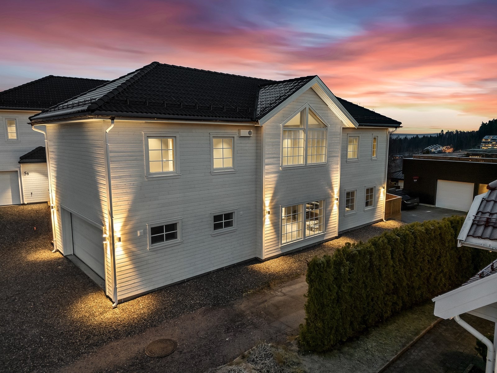 Tina Ulseth Myrvang i EiendomsMegler1 ønsker velkommen til denne innholdsrike og lekre familieboligen i Likollen 5a Galleribilde