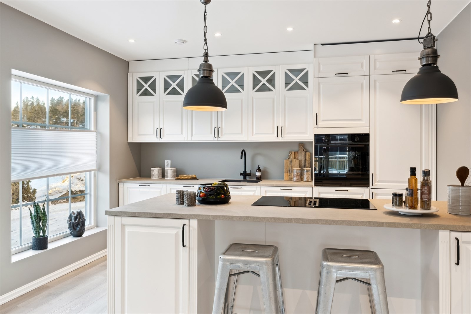 Ønsker man belysning i skapet, kan man enkelt ettermontere det (det er trukket rør og bryter på vegg) Galleribilde