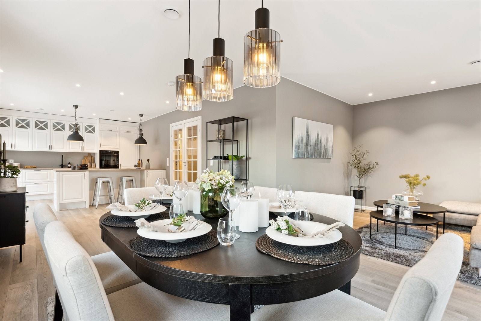 Hovedetasjen blir et naturlig samlingspunkt for familien eller man har venner på besøk Galleribilde