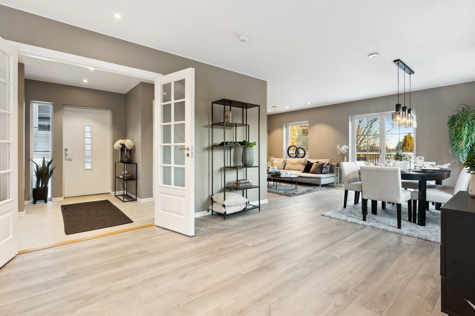 To-fløyet dør inn til oppholdsrom Galleribilde