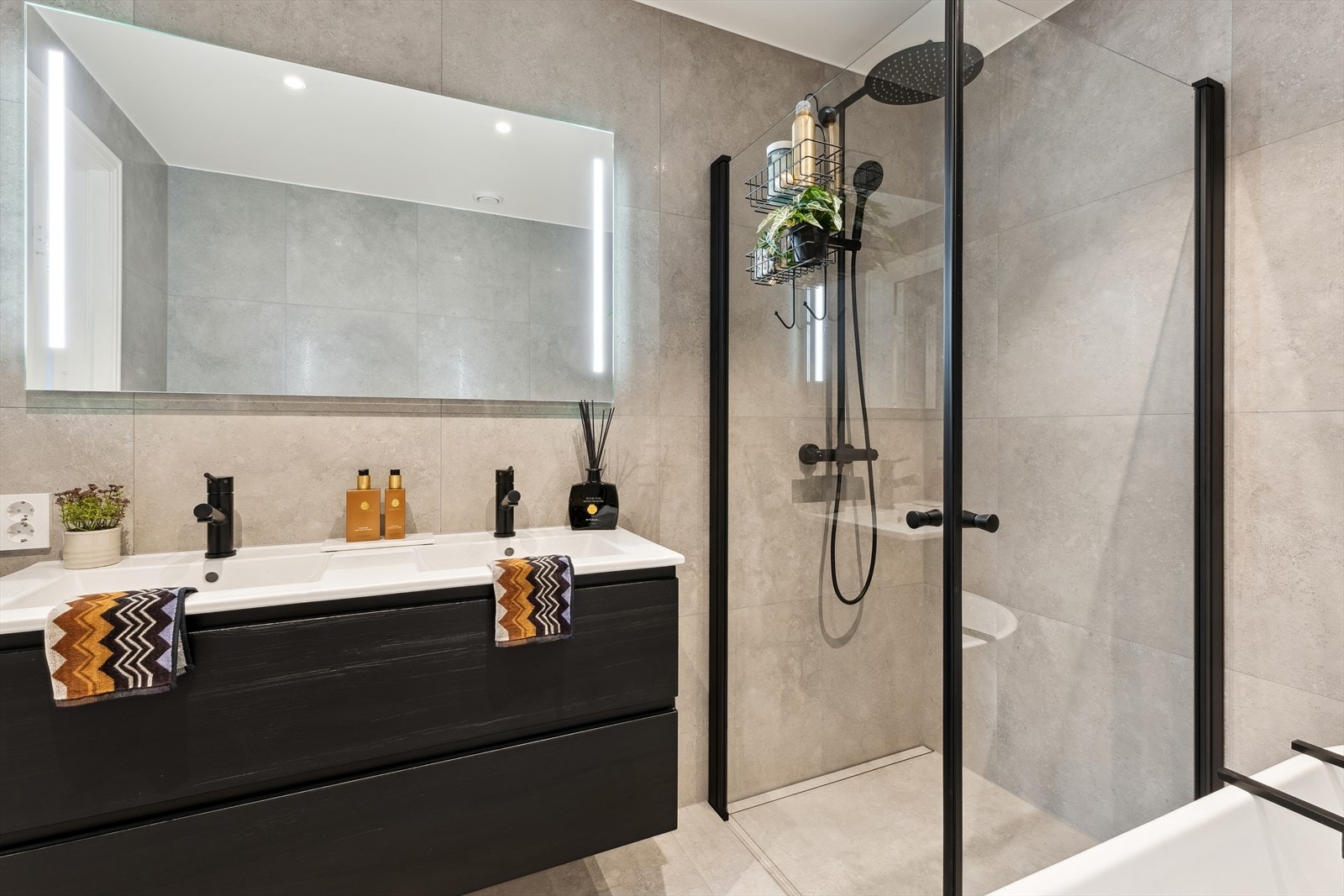 Bad nr. 2 i 2. etasje. Baderomsinnredninger og dusjvegger fra Viking BAD Galleribilde