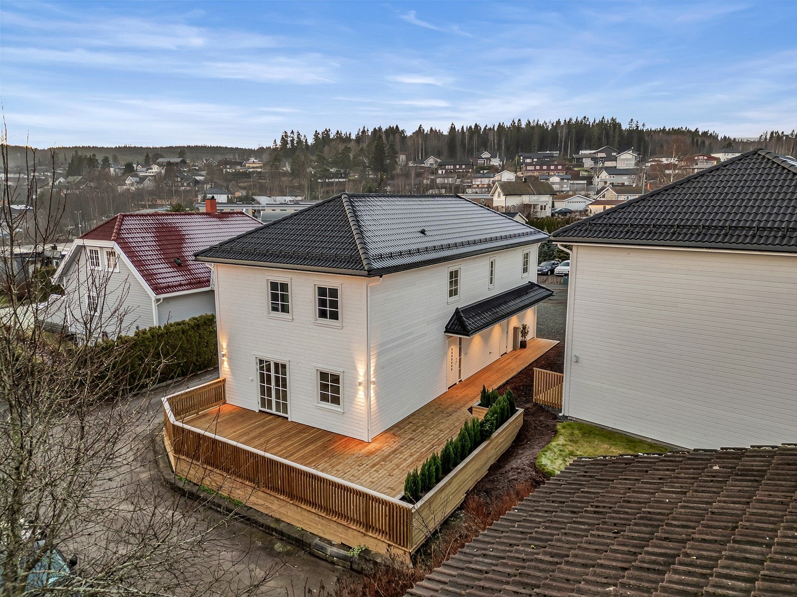 Med en stor terrasse slipper man å klippe plenen, luke ugress eller ta seg av andre hagearbeid som ofte krever mye tid og innsats. Galleribilde