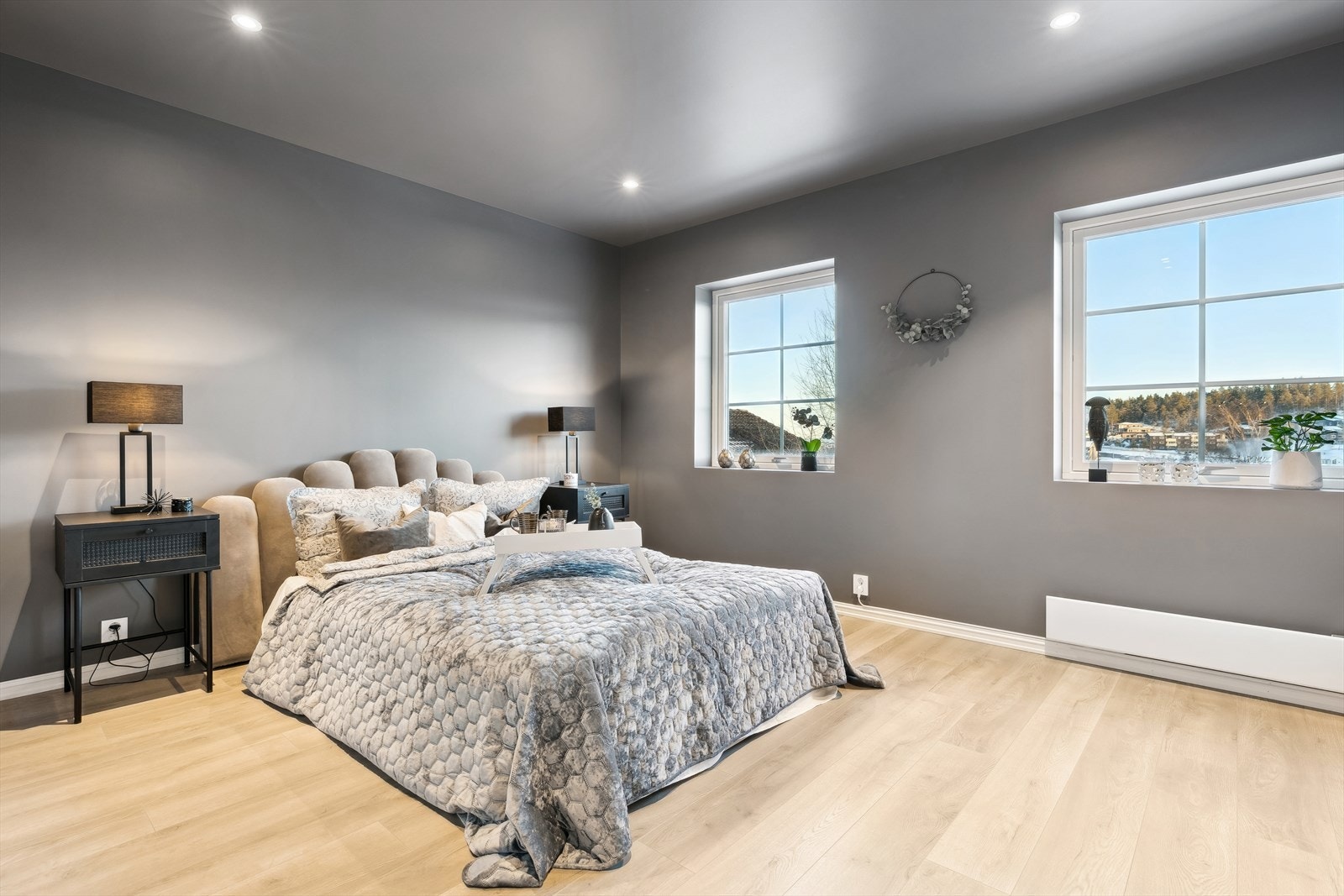 Boligen har totalt 4 soverom og et kontor i samme etasje Galleribilde