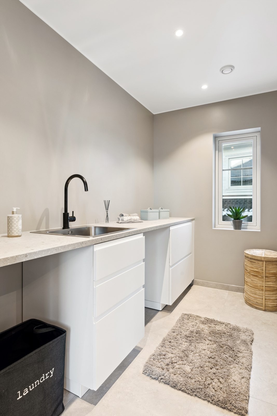 Eget vaskerom med innredning og utslagskum. Det er klargjort for tilkobling av vaskemaskin og tørketrommel Galleribilde