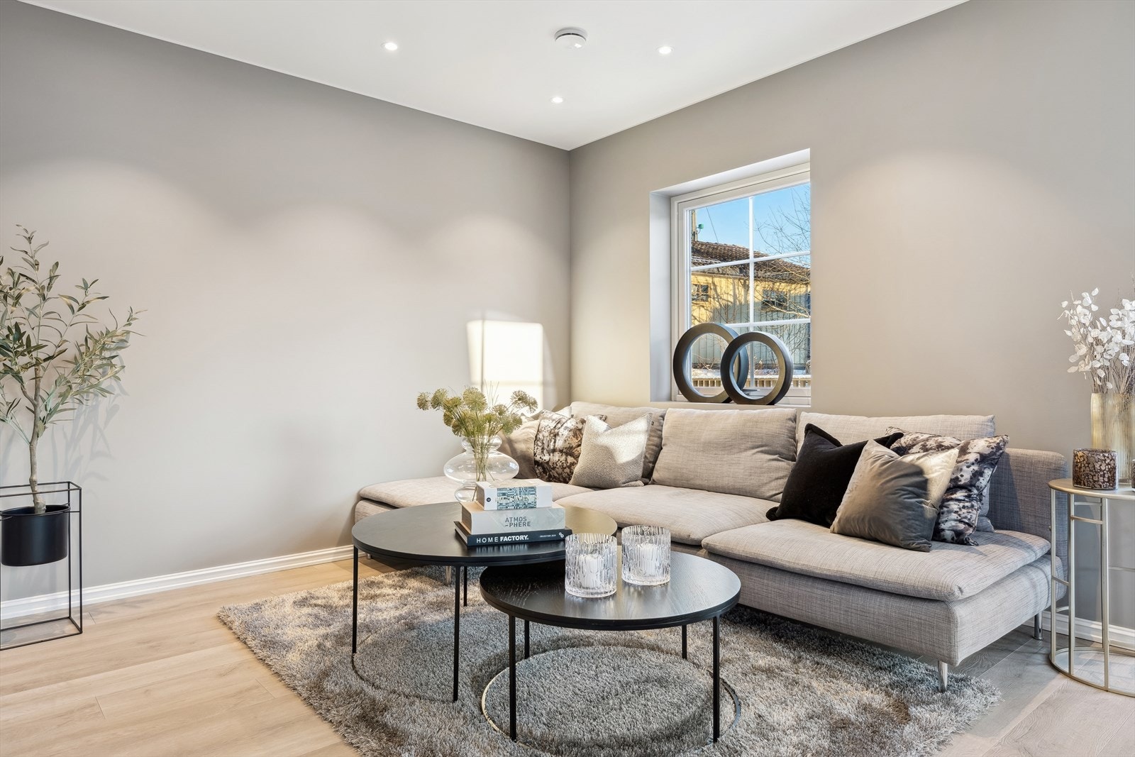 Boligen har utstrakt bruk av downlighs Galleribilde