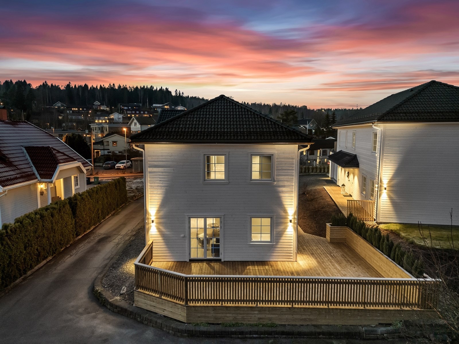 Boligen har stor terrasse - perfekt for deg som ønsker det lettvint Galleribilde