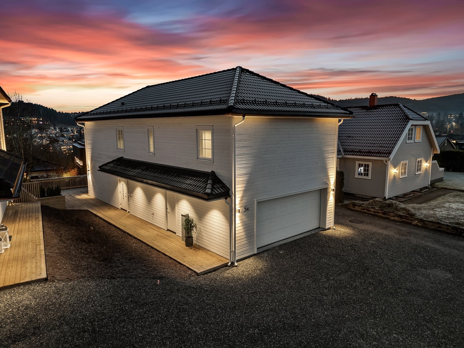 Boligen har integrert dobbelgarasje med Easy el-bil lader Galleribilde