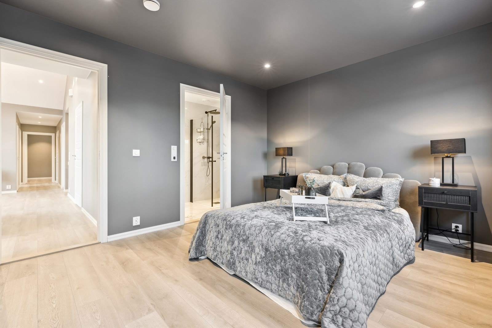 Romslig masterbedroom har eget bad og bod/walk-in-closet Galleribilde