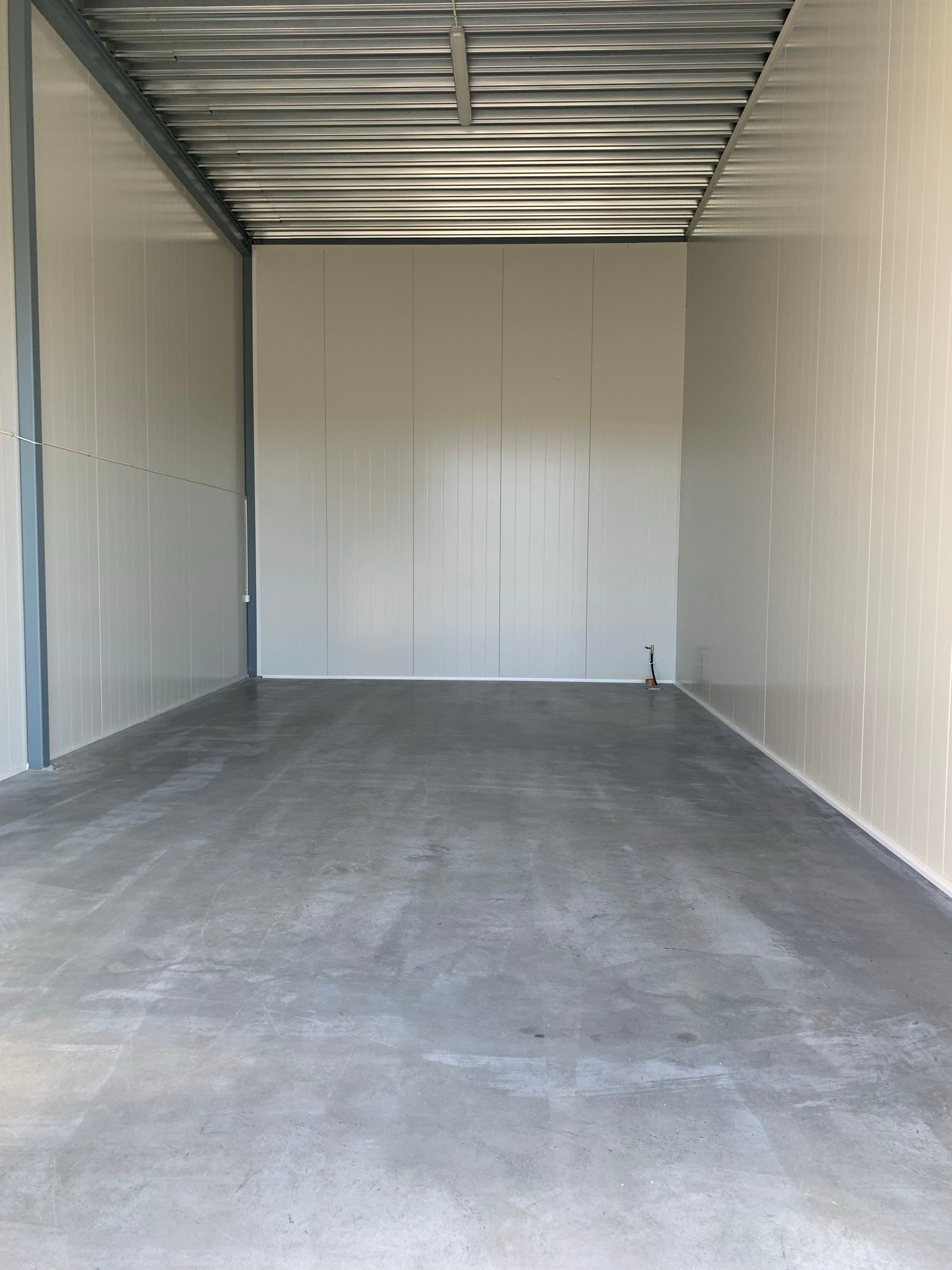 Seksjon på 72 kvm- standard leveranse.
Inkluderer blant annet: Brannvarsling med direkte tilkobling til brannvesen eller godkjent brannsentral.
Støvbundet betonggulv med ca. 100 mm isolasjon.
(Ekstra stikkontakt installert er mulig tilvalg) Galleribilde