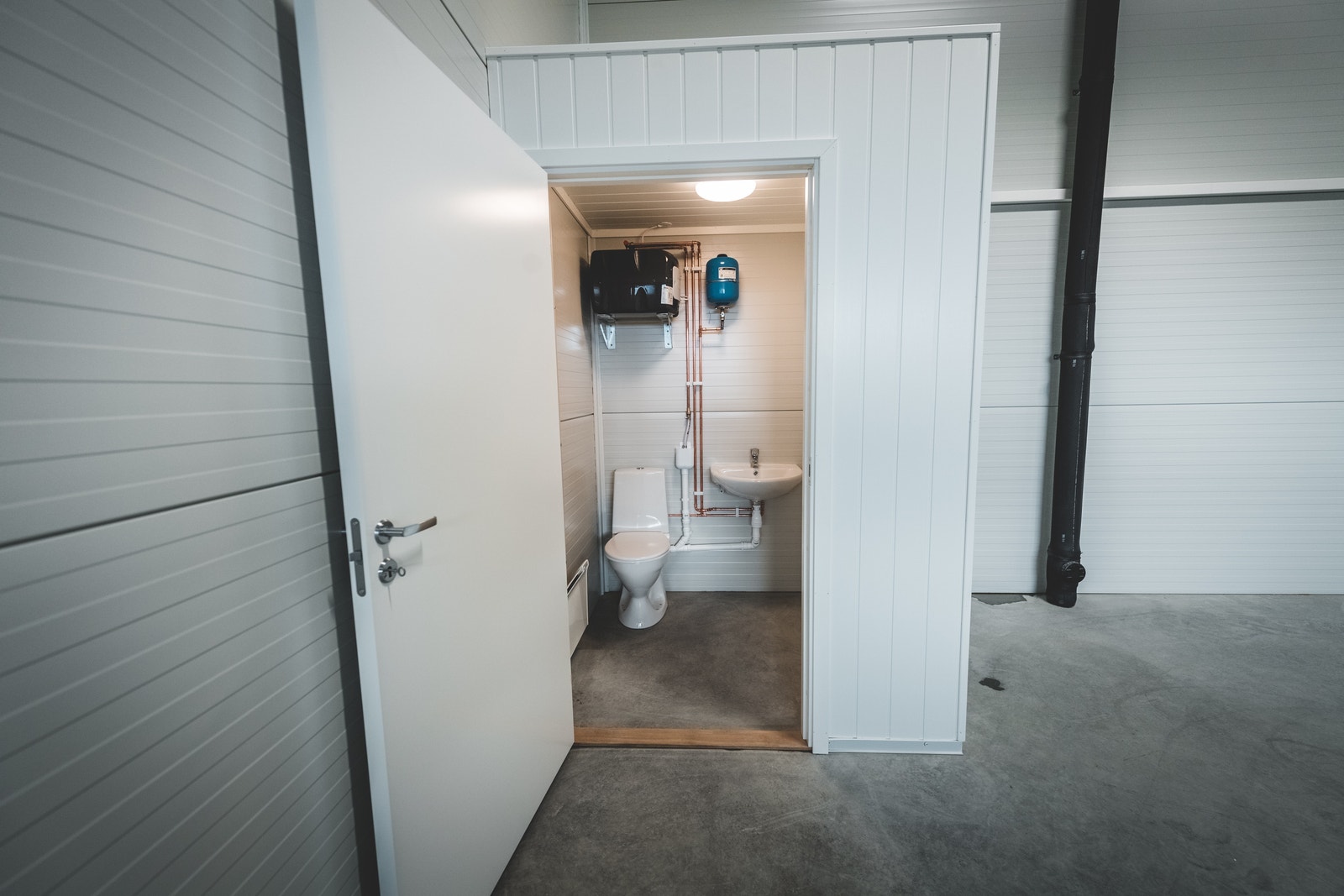 Mulig tilvalg: toalettrom med vask, WC og varmtvannsbereder. Inkludert panelovn og belysning i tak. Galleribilde