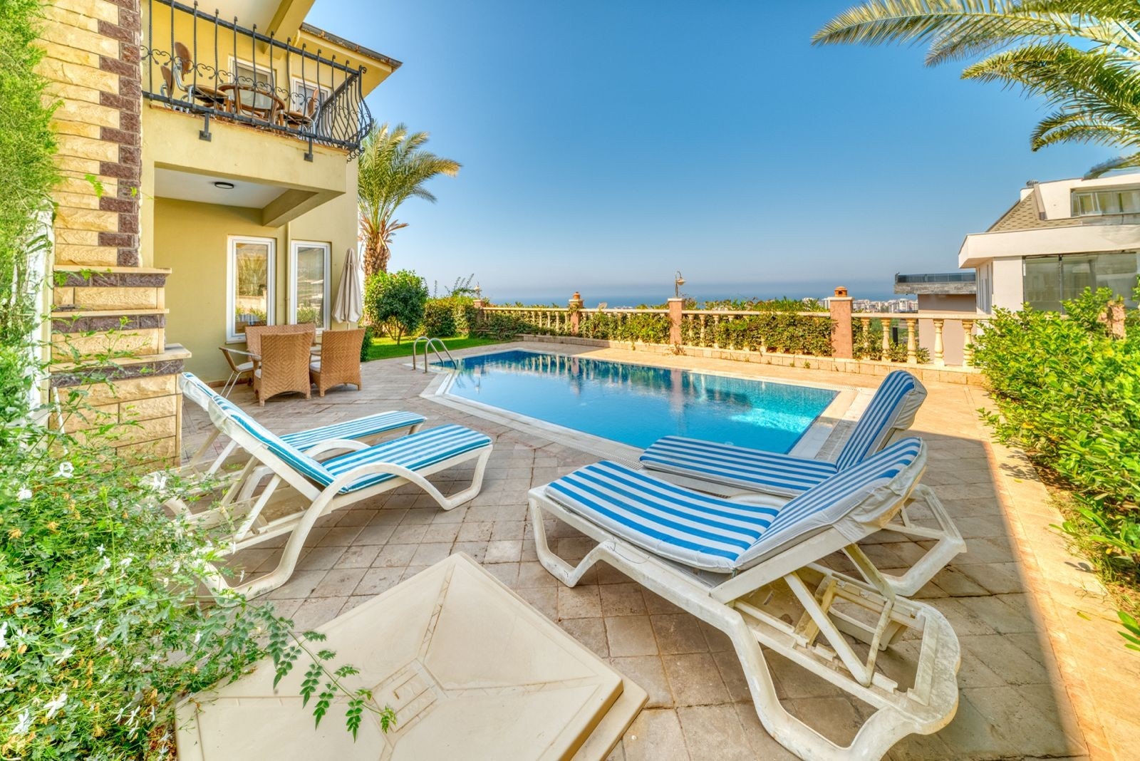 Vakker villa med svømmebasseng Galleribilde