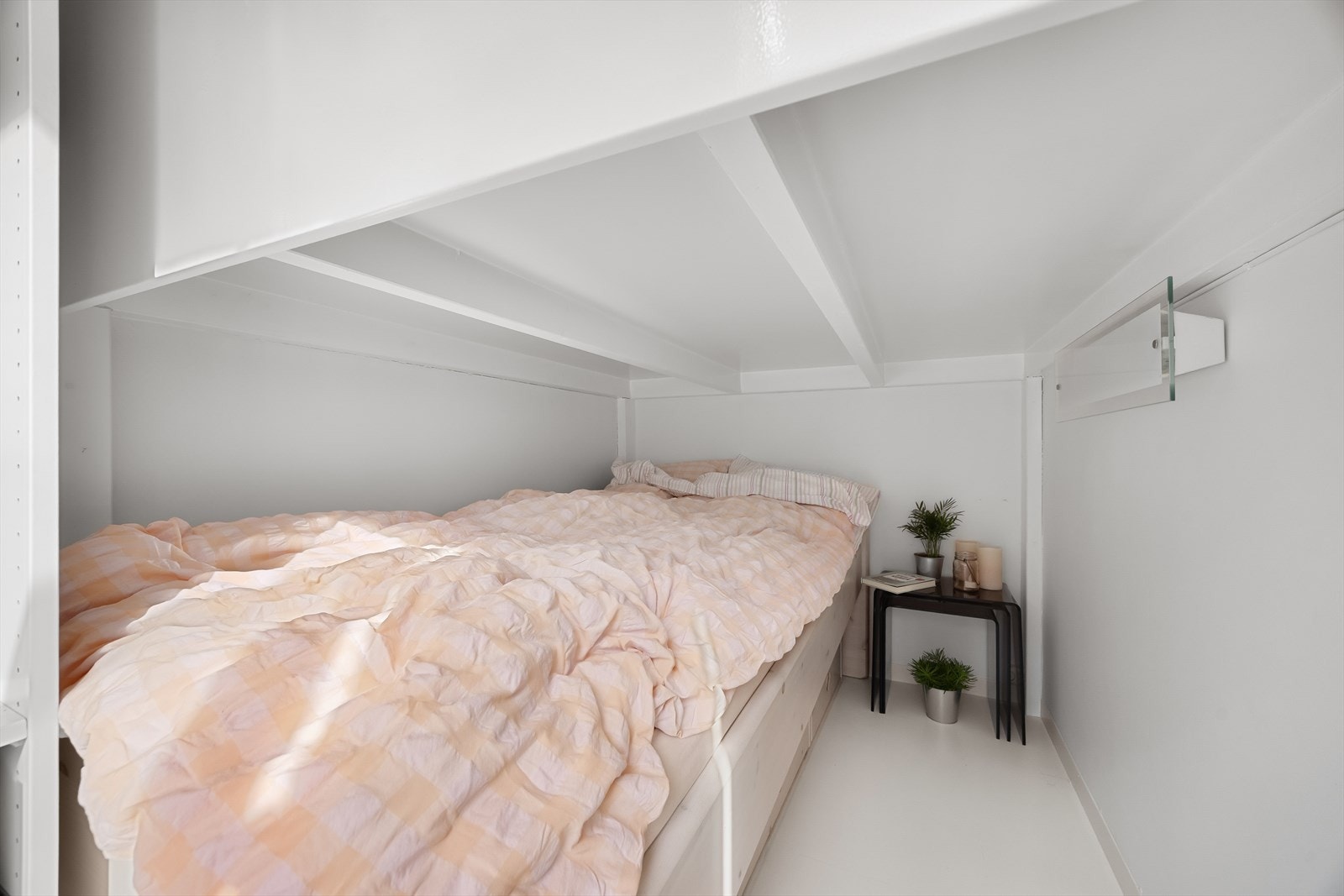 ...og en gjesteseng under, eventuelt plass til oppbevaring Galleribilde