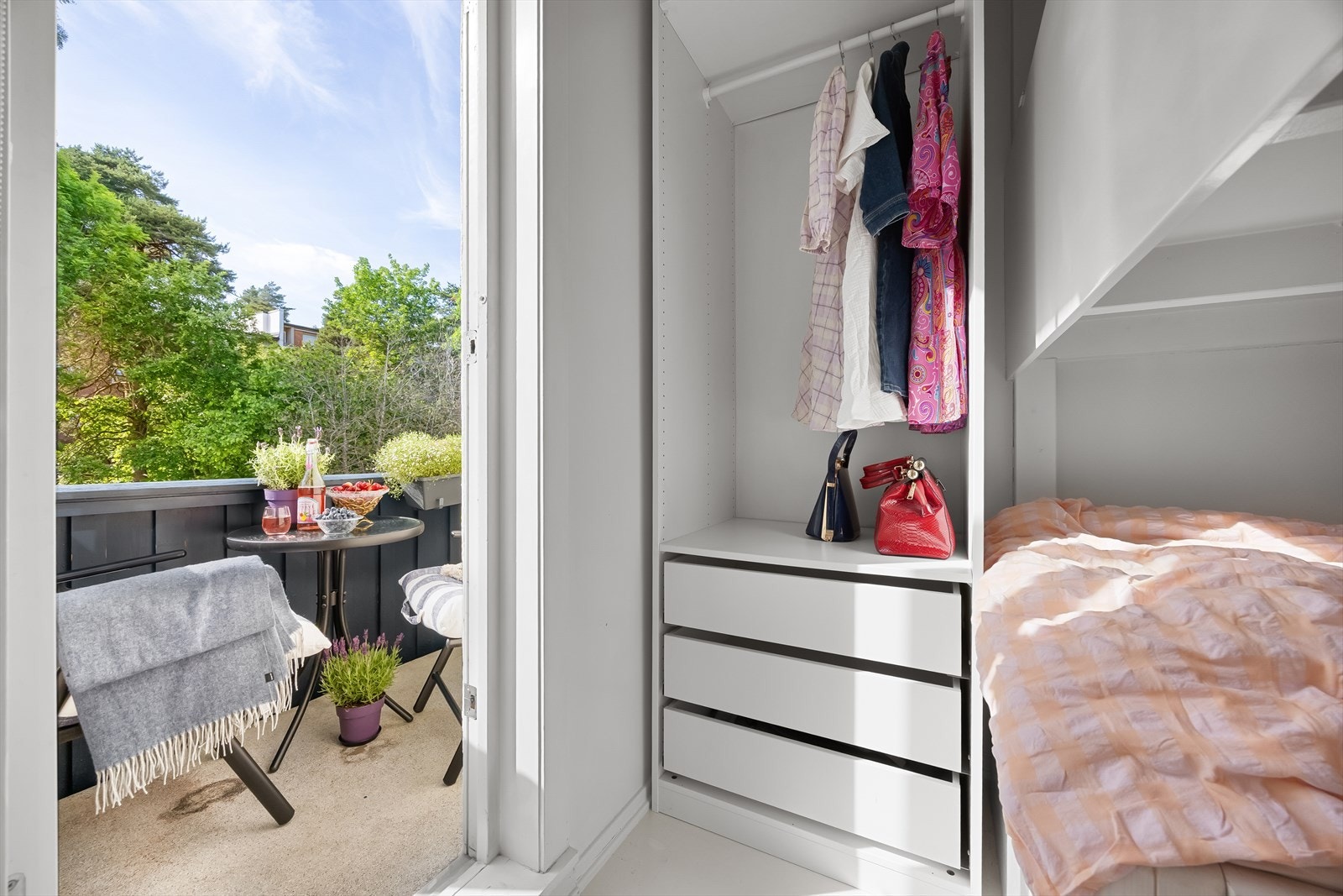 Fra soverommet er det utgang til balkongen Galleribilde