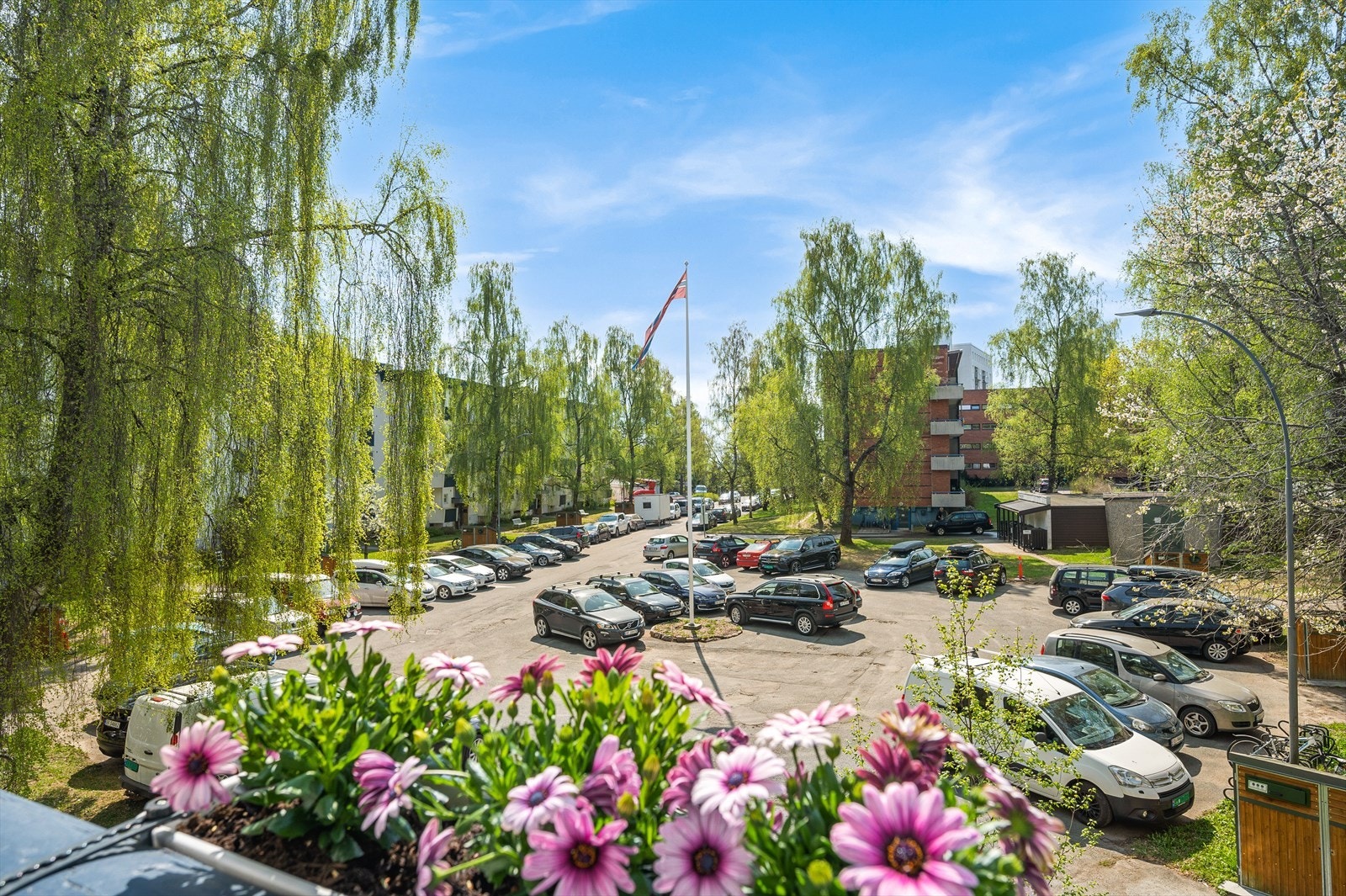 På plassen foran bygningen er det rikelig med gratis gateparkering Galleribilde